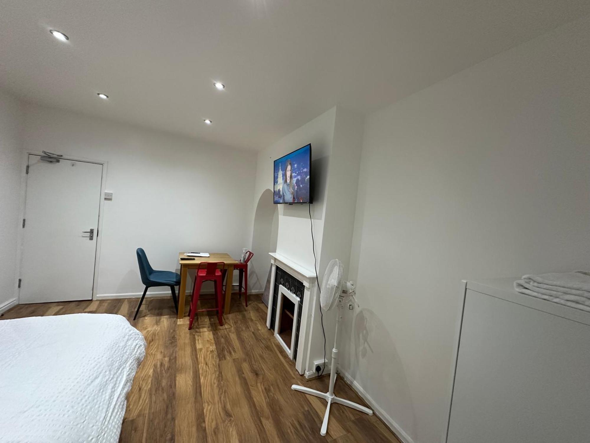 4th Flat With Private Own Bathroom A Luxury Family Setup And Furnished With Double Bed A Double Futon-sofa Bed A Single Futon Bed A Baby Cot And Garden And Free Parking London