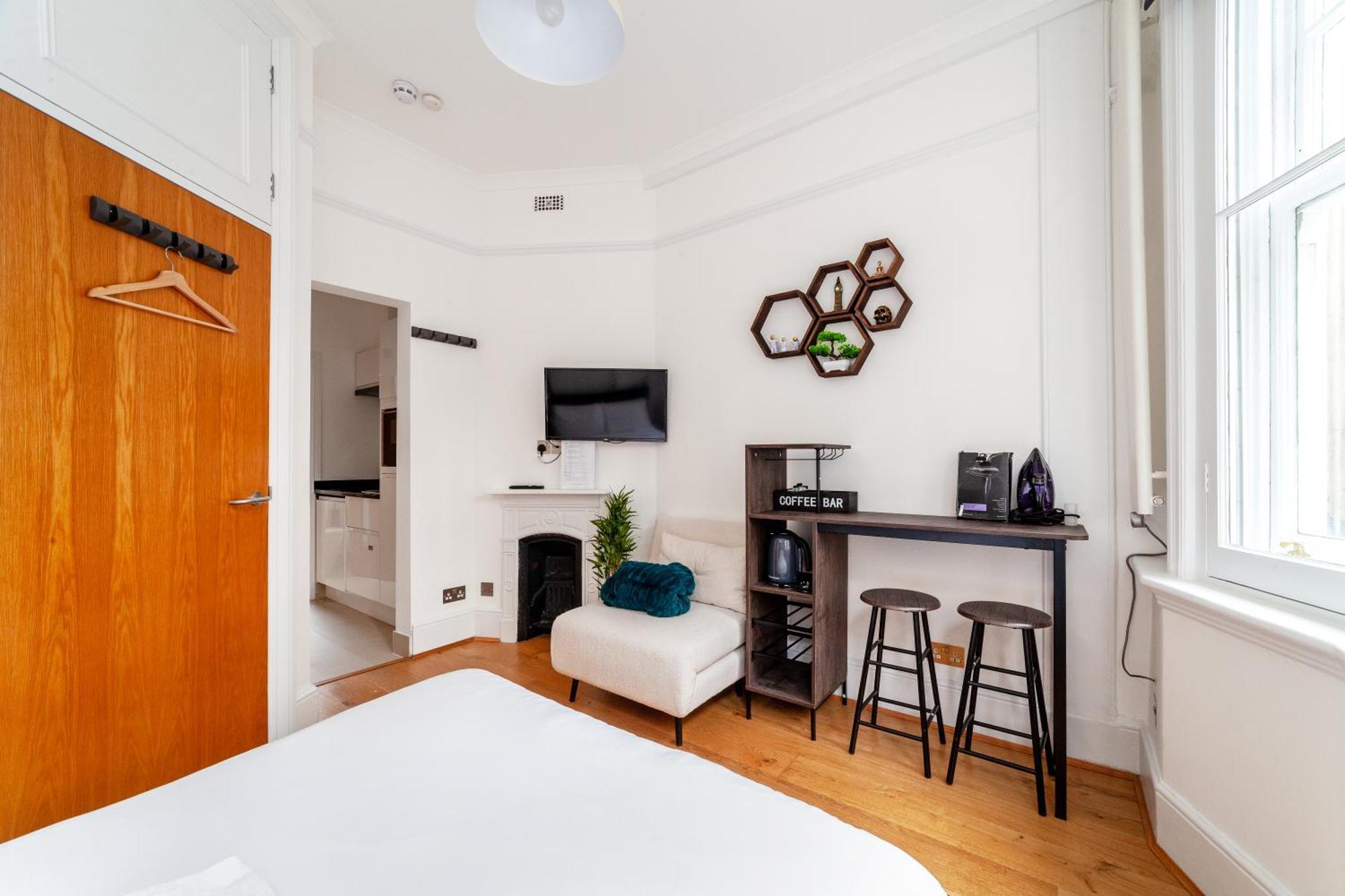 Cannon Street Apartment *