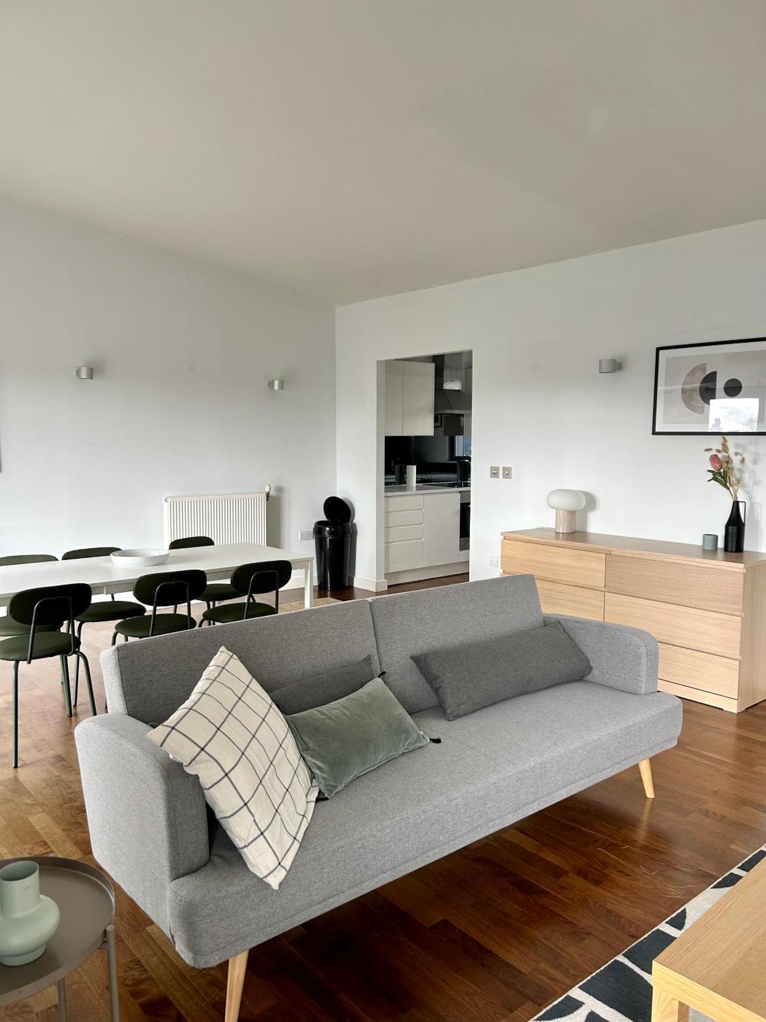 In Style: Modern 2-bed In Trendy Area Apartment