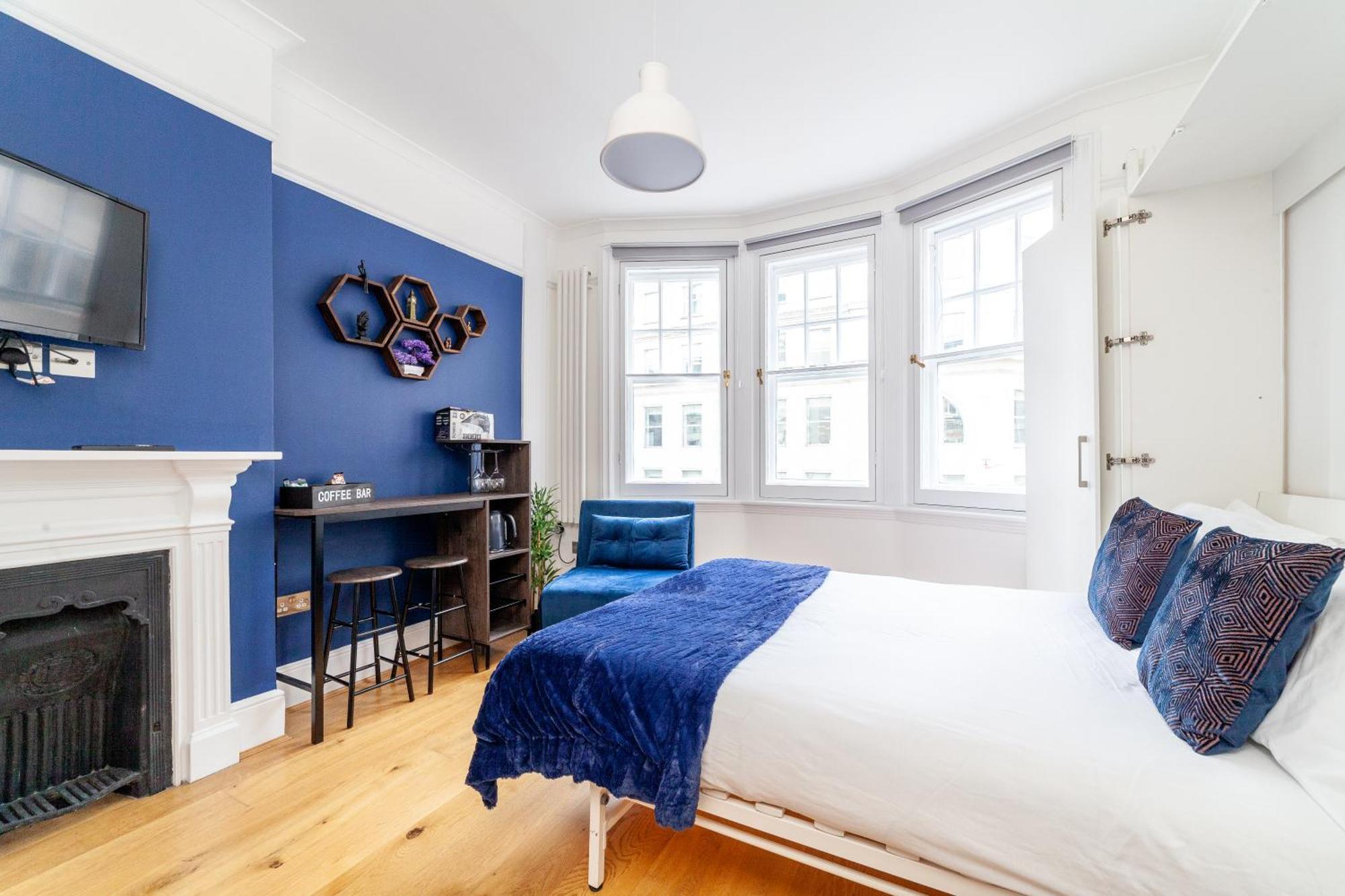 Cannon Street Apartment *
