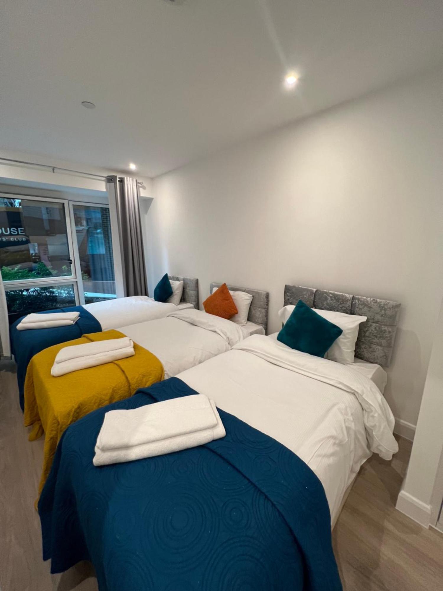 2&3 Bedrooms Near Excel - Modern Spacious For Larger Groups Apartment *