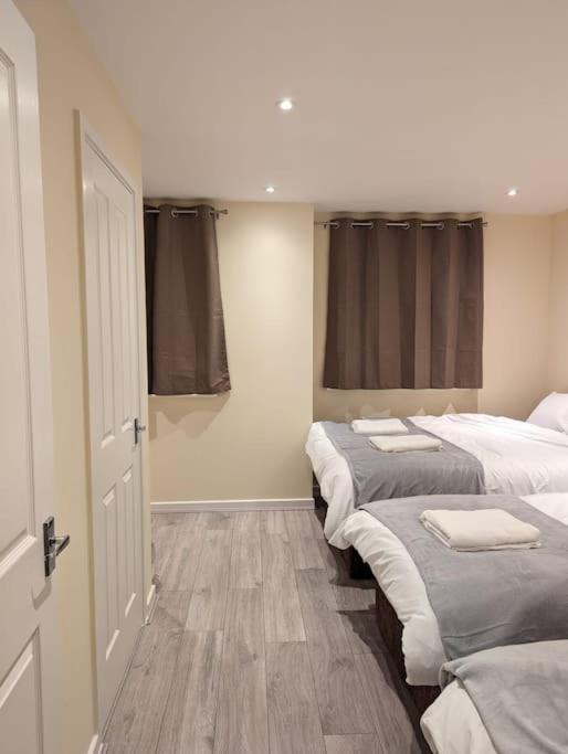 Ferienhaus Newly Launched Two Bedroom House By Den Short Lets & Serviced With Garden