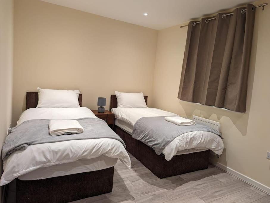 Ferienhaus Newly Launched Two Bedroom House By Den Short Lets & Serviced With Garden *