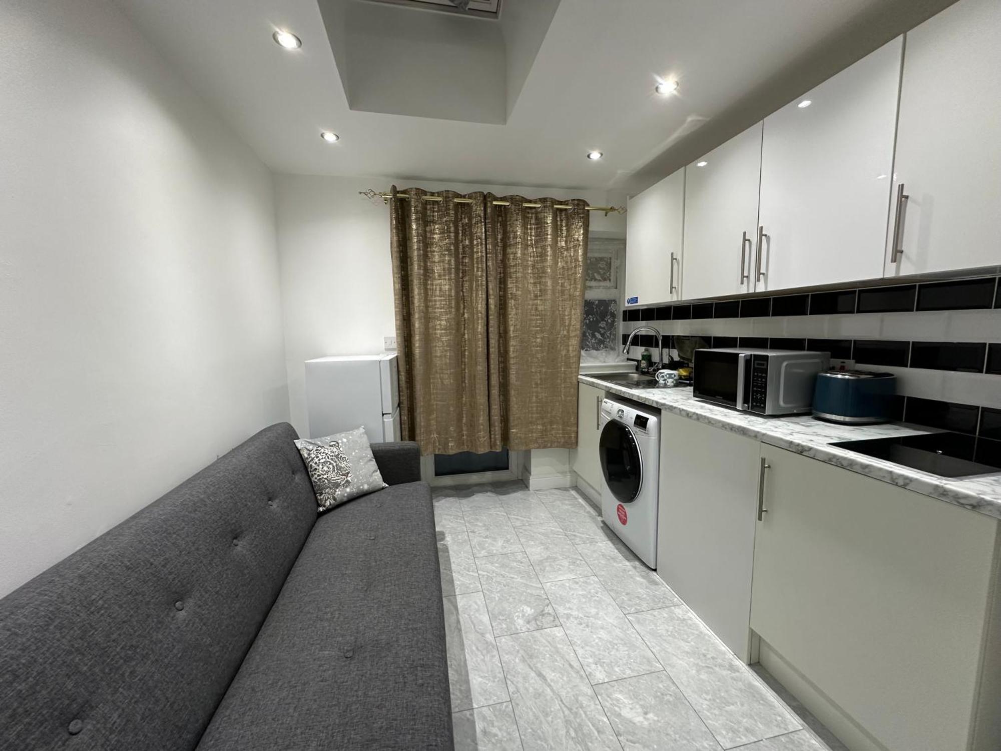 4th Flat With Private Own Bathroom A Luxury Family Setup And Furnished With Double Bed A Double Futon-sofa Bed A Single Futon Bed A Baby Cot And Garden And Free Parking Apartment *
