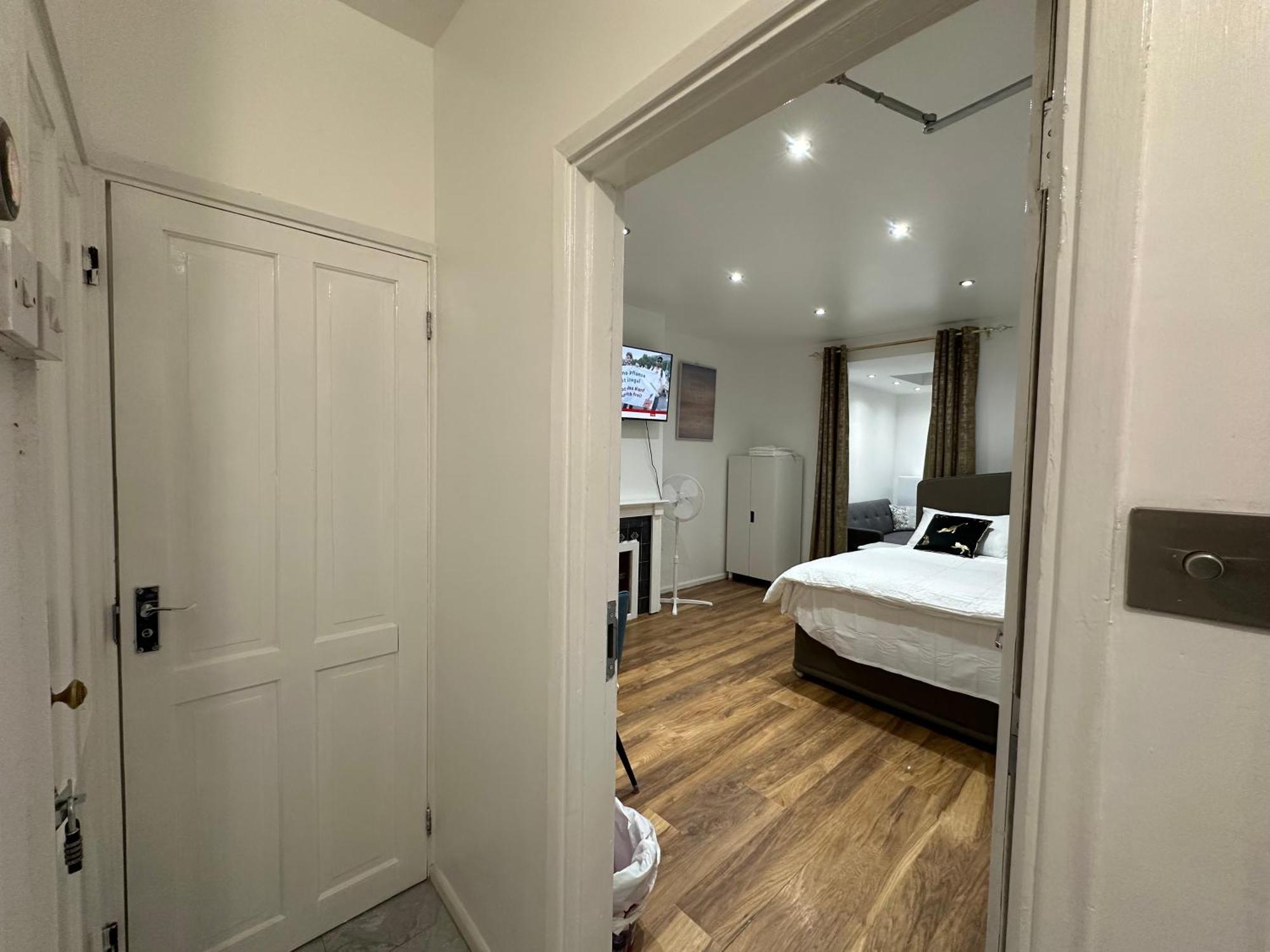 4th Flat With Private Own Bathroom A Luxury Family Setup And Furnished With Double Bed A Double Futon-sofa Bed A Single Futon Bed A Baby Cot And Garden And Free Parking Apartment *