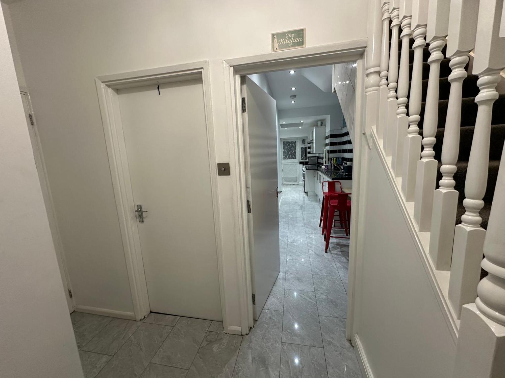 Apartment 4th Flat With Private Own Bathroom A Luxury Family Setup And Furnished With Double Bed A Double Futon-sofa Bed A Single Futon Bed A Baby Cot And Garden And Free Parking *