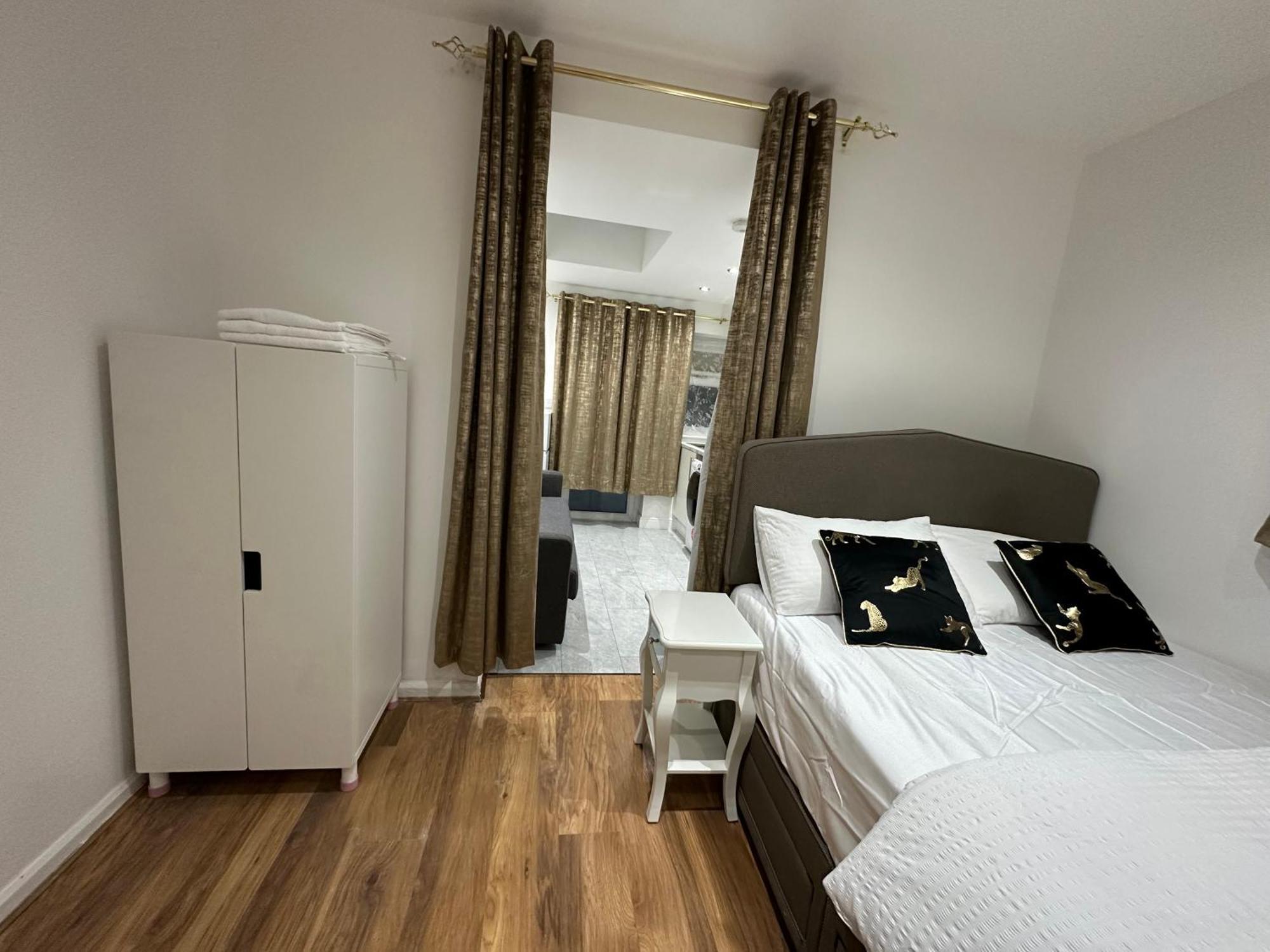 Apartment 4th Flat With Private Own Bathroom A Luxury Family Setup And Furnished With Double Bed A Double Futon-sofa Bed A Single Futon Bed A Baby Cot And Garden And Free Parking London