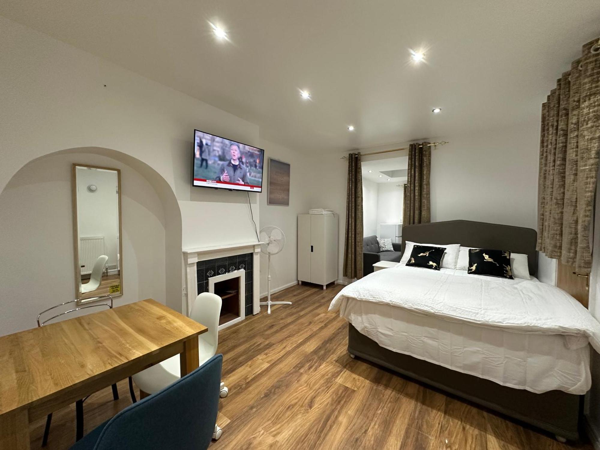 Apartment 4th Flat With Private Own Bathroom A Luxury Family Setup And Furnished With Double Bed A Double Futon-sofa Bed A Single Futon Bed A Baby Cot And Garden And Free Parking