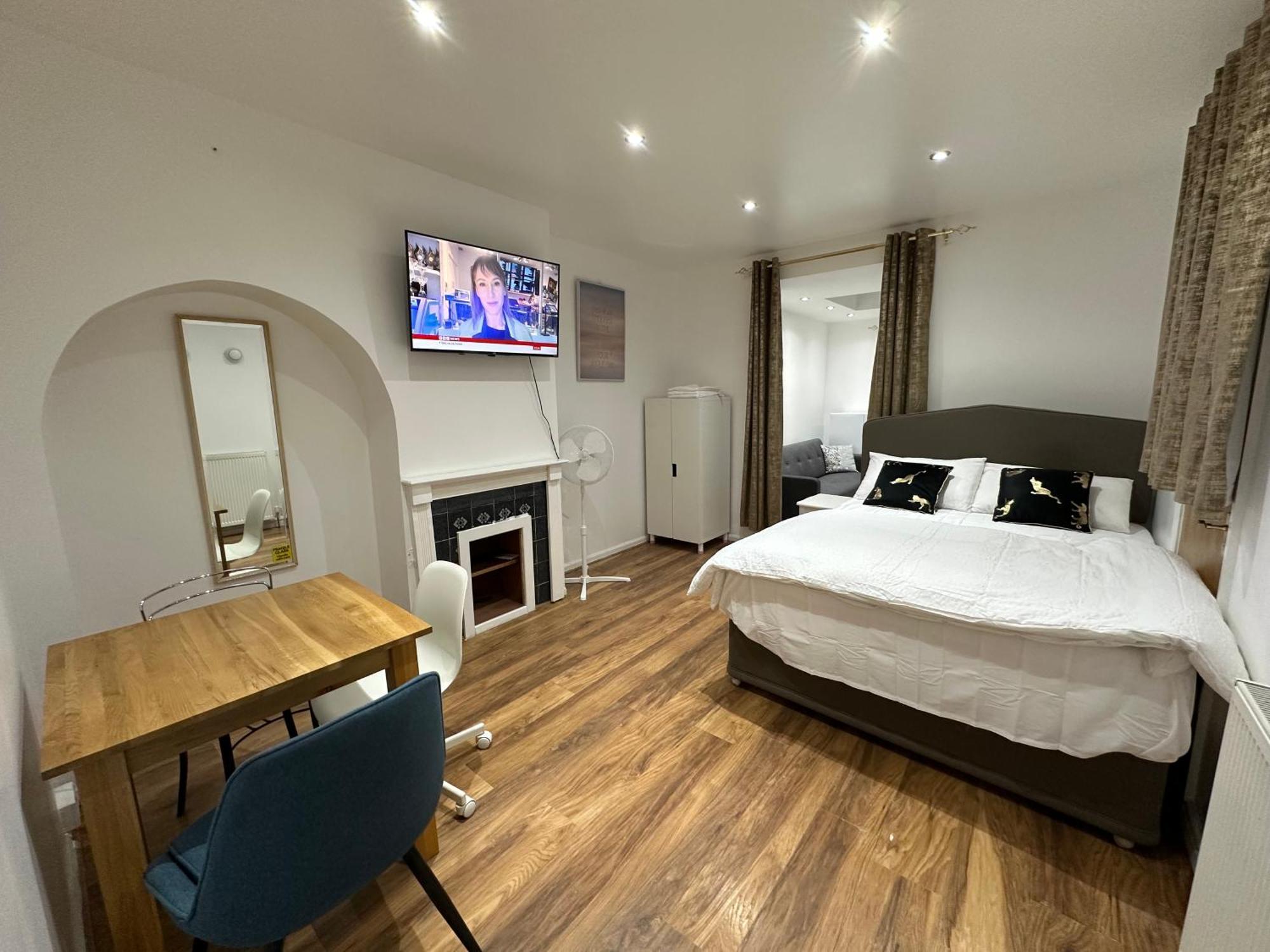 4th Flat With Private Own Bathroom A Luxury Family Setup And Furnished With Double Bed A Double Futon-sofa Bed A Single Futon Bed A Baby Cot And Garden And Free Parking London
