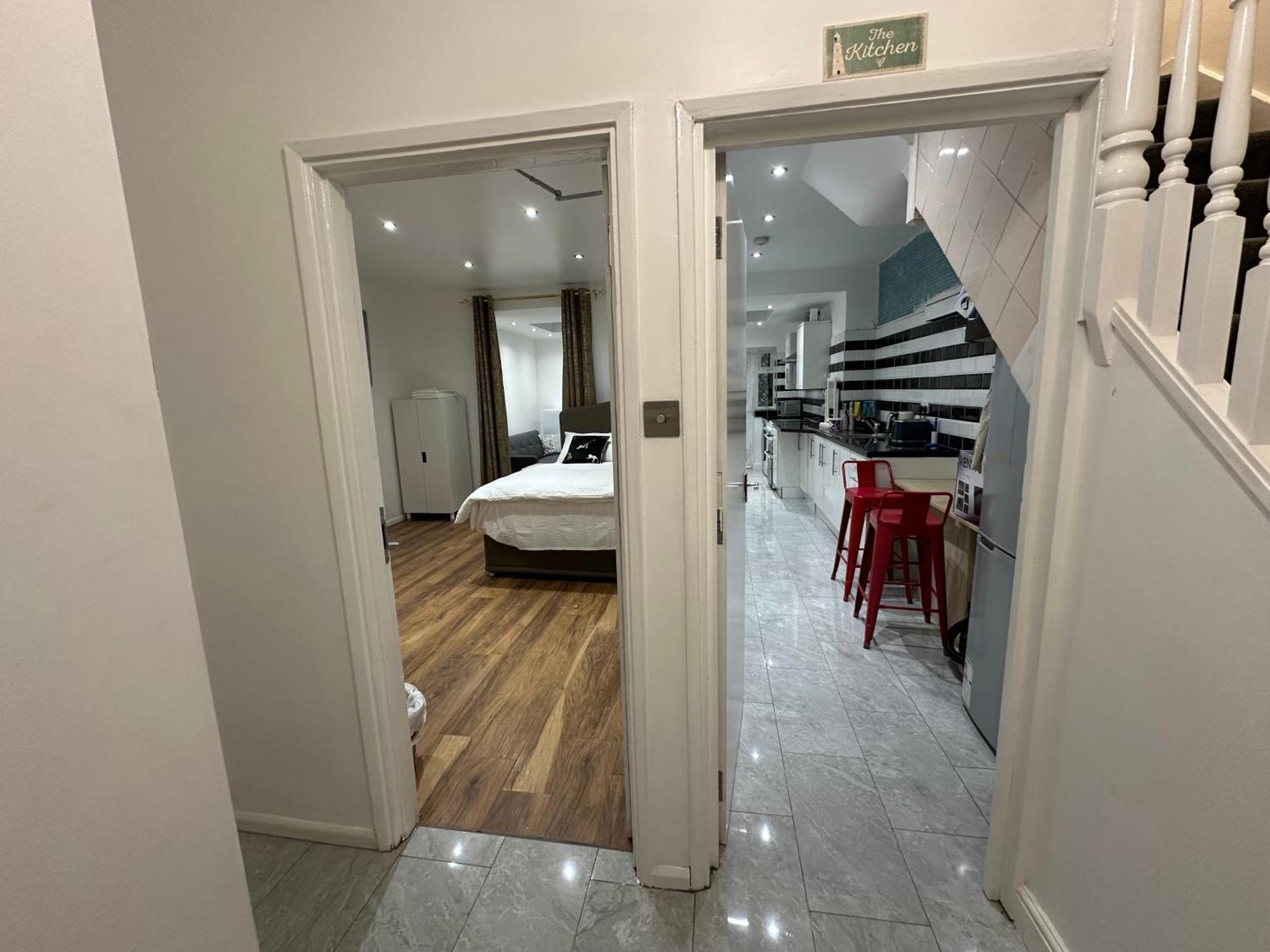 Apartment 4th Flat With Private Own Bathroom A Luxury Family Setup And Furnished With Double Bed A Double Futon-sofa Bed A Single Futon Bed A Baby Cot And Garden And Free Parking London
