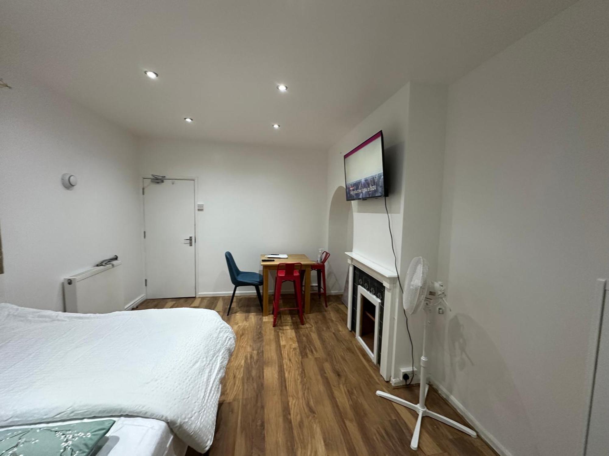 Apartment 4th Flat With Private Own Bathroom A Luxury Family Setup And Furnished With Double Bed A Double Futon-sofa Bed A Single Futon Bed A Baby Cot And Garden And Free Parking *