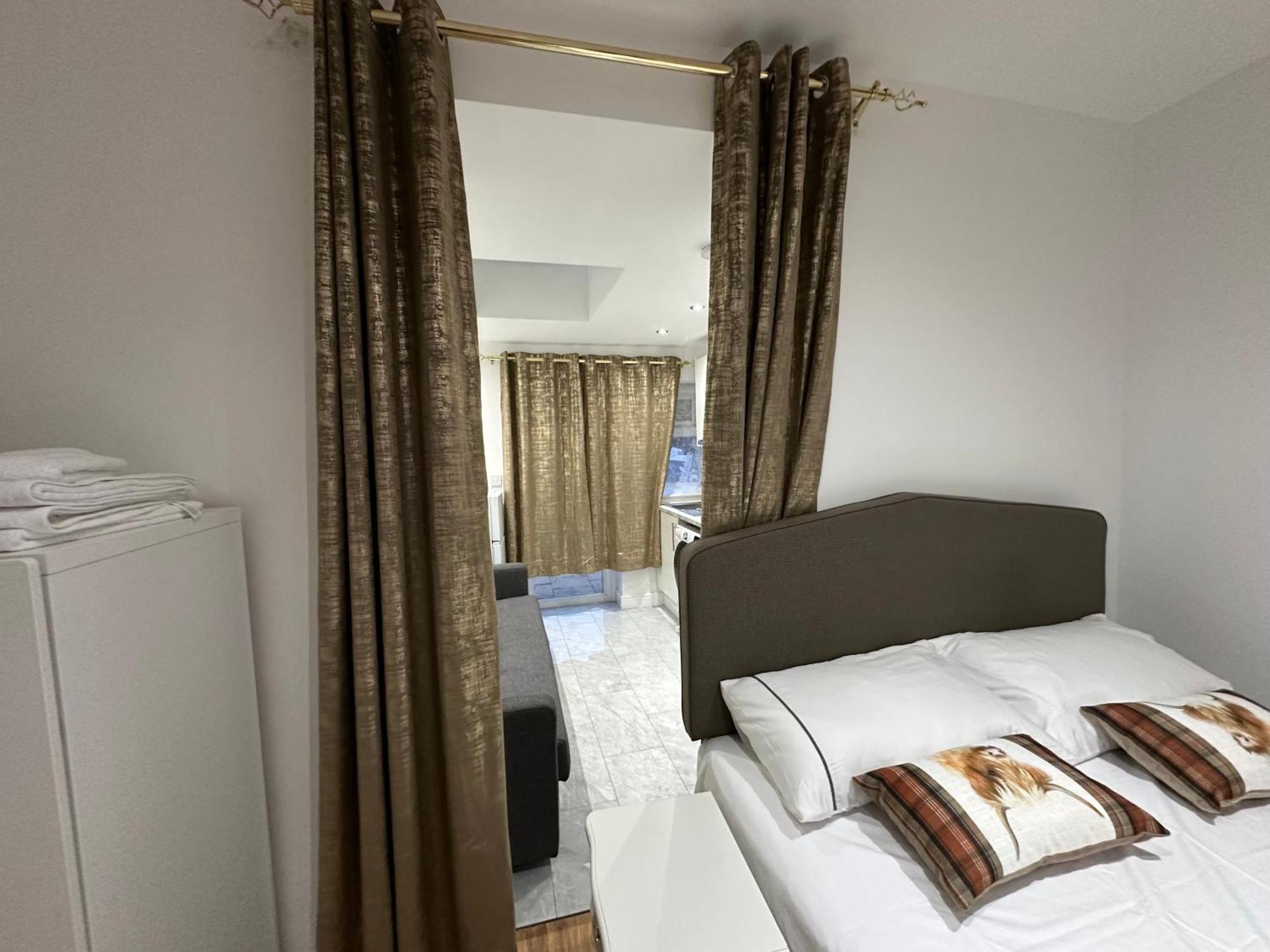4th Flat With Private Own Bathroom A Luxury Family Setup And Furnished With Double Bed A Double Futon-sofa Bed A Single Futon Bed A Baby Cot And Garden And Free Parking Apartment *