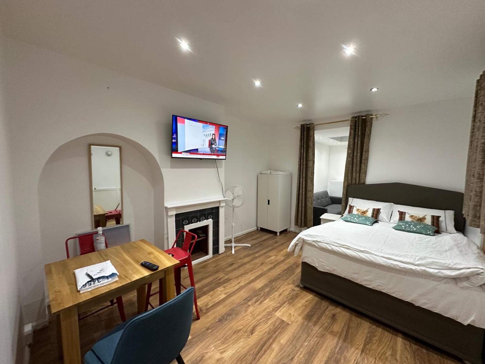 4th Flat With Private Own Bathroom A Luxury Family Setup And Furnished With Double Bed A Double Futon-sofa Bed A Single Futon Bed A Baby Cot And Garden And Free Parking London