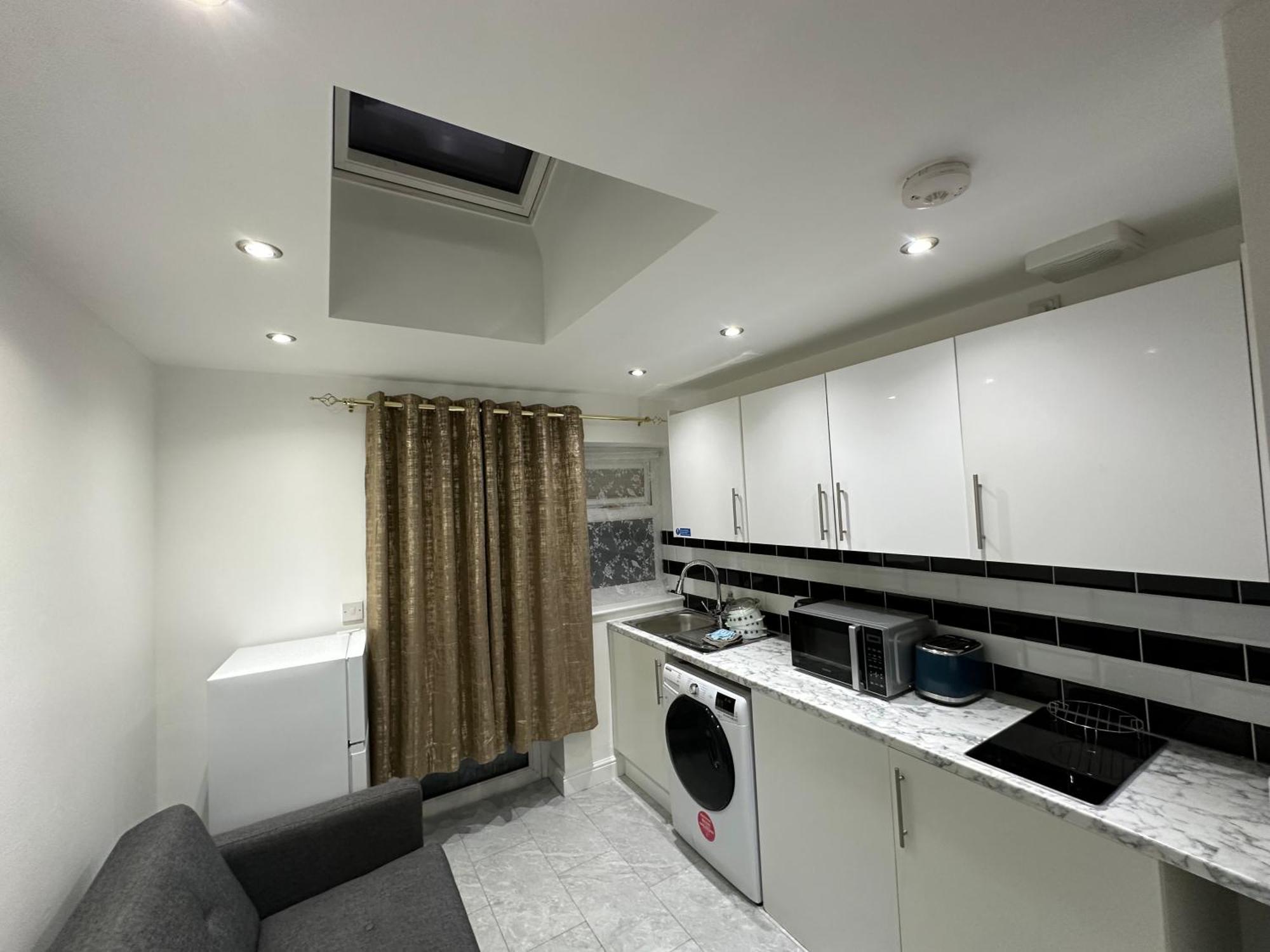 Apartment 4th Flat With Private Own Bathroom A Luxury Family Setup And Furnished With Double Bed A Double Futon-sofa Bed A Single Futon Bed A Baby Cot And Garden And Free Parking *