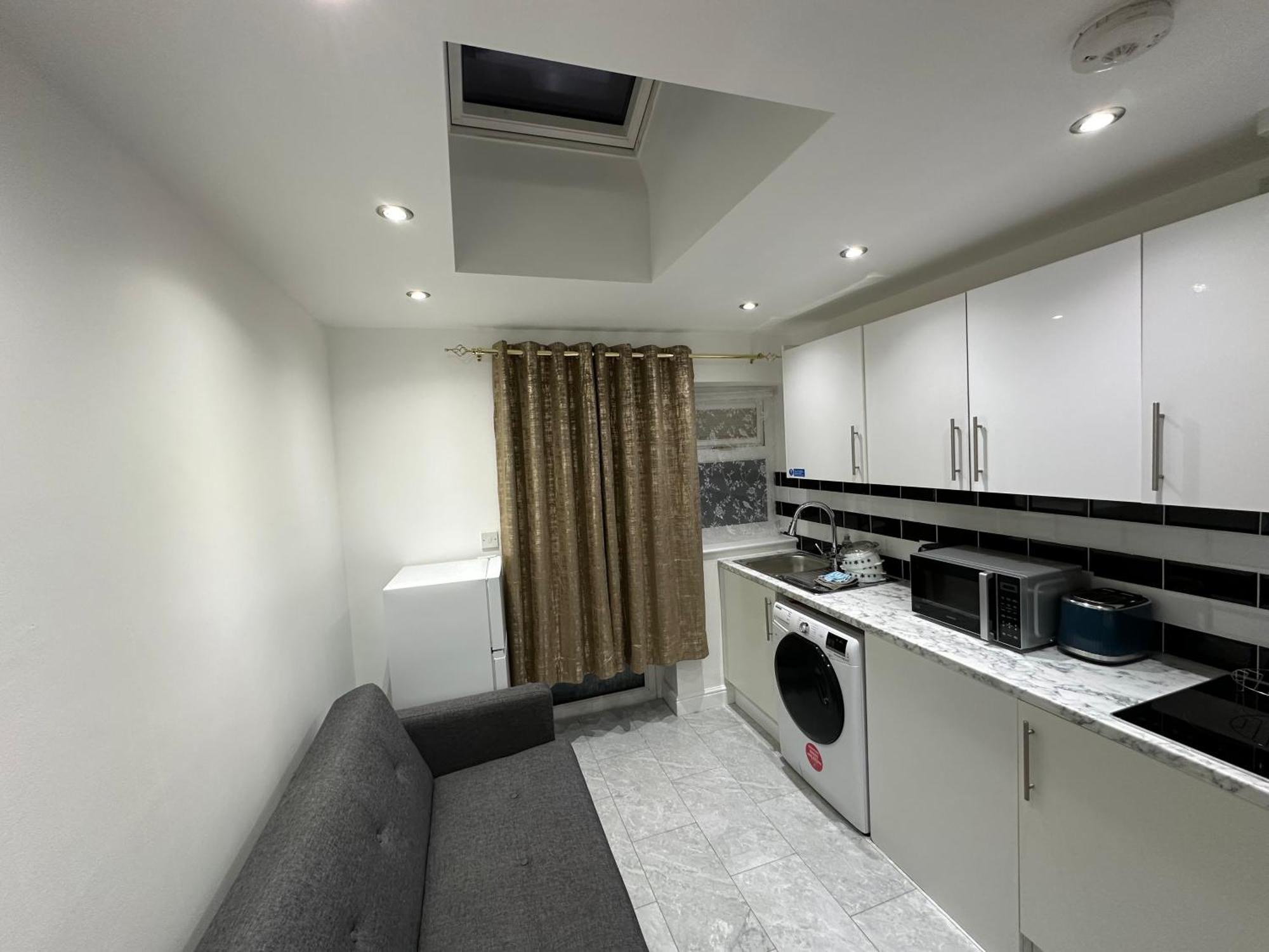 Apartment 4th Flat With Private Own Bathroom A Luxury Family Setup And Furnished With Double Bed A Double Futon-sofa Bed A Single Futon Bed A Baby Cot And Garden And Free Parking London