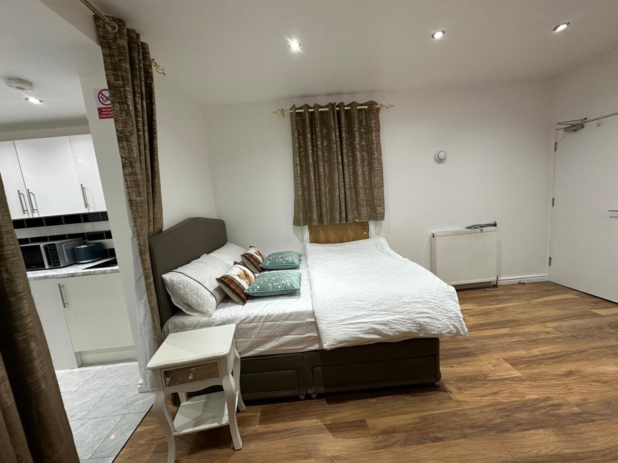 4th Flat With Private Own Bathroom A Luxury Family Setup And Furnished With Double Bed A Double Futon-sofa Bed A Single Futon Bed A Baby Cot And Garden And Free Parking Apartment London