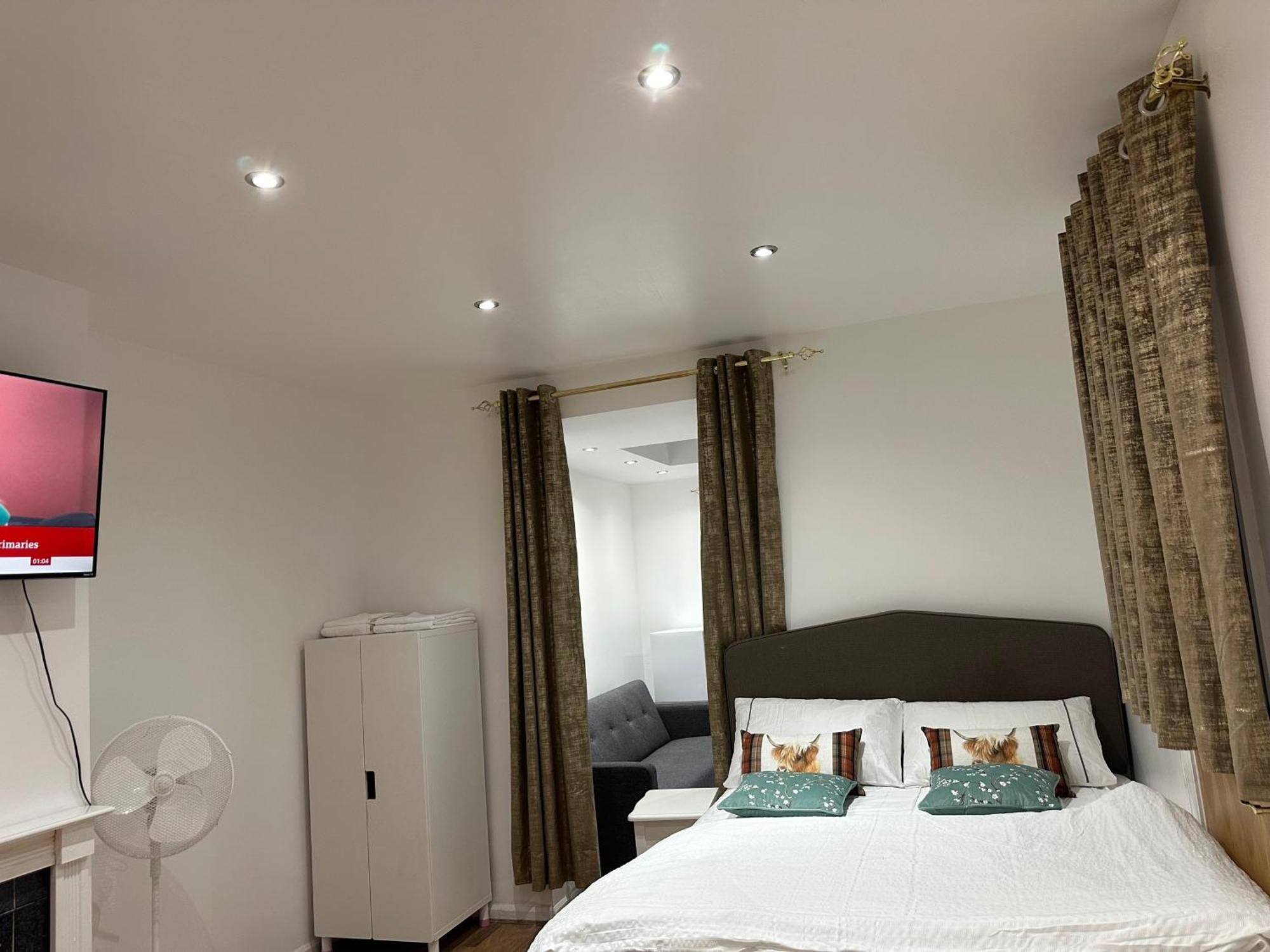Apartment 4th Flat With Private Own Bathroom A Luxury Family Setup And Furnished With Double Bed A Double Futon-sofa Bed A Single Futon Bed A Baby Cot And Garden And Free Parking *