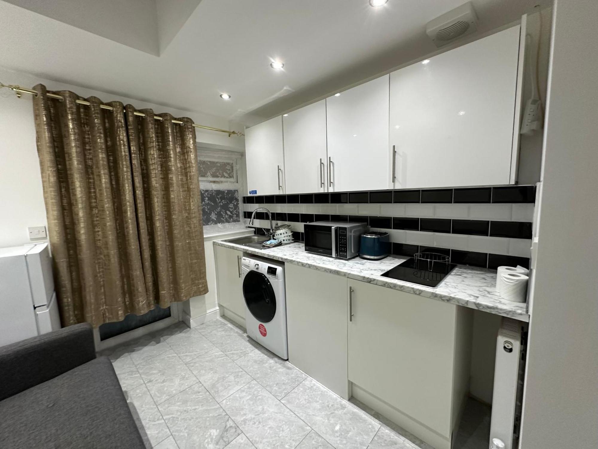 4th Flat With Private Own Bathroom A Luxury Family Setup And Furnished With Double Bed A Double Futon-sofa Bed A Single Futon Bed A Baby Cot And Garden And Free Parking *