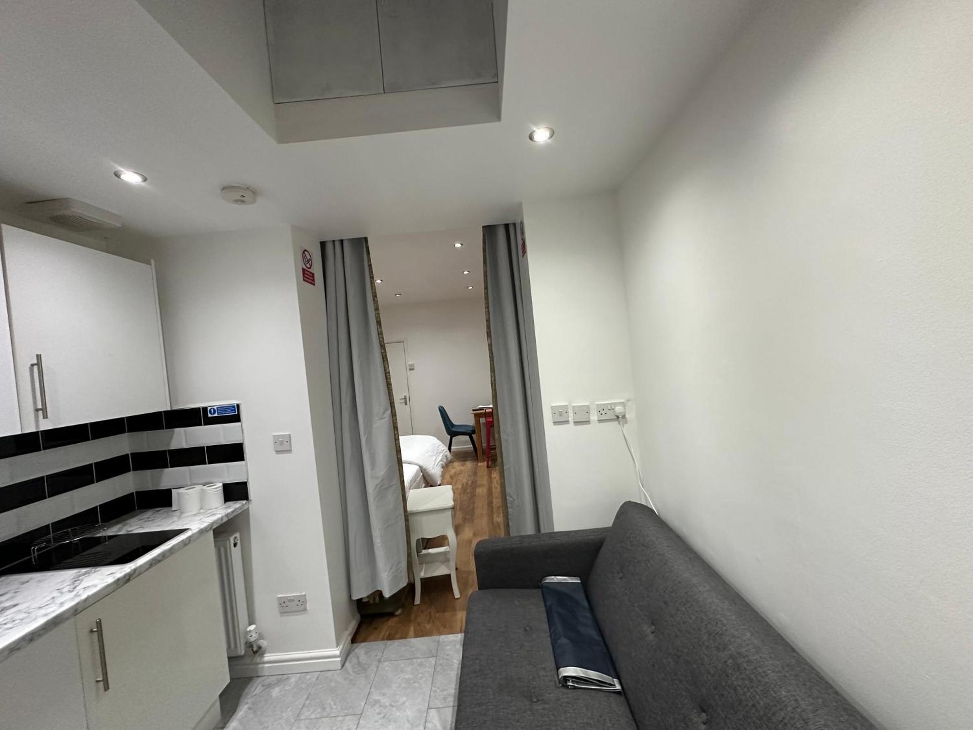4th Flat With Private Own Bathroom A Luxury Family Setup And Furnished With Double Bed A Double Futon-sofa Bed A Single Futon Bed A Baby Cot And Garden And Free Parking Apartment *