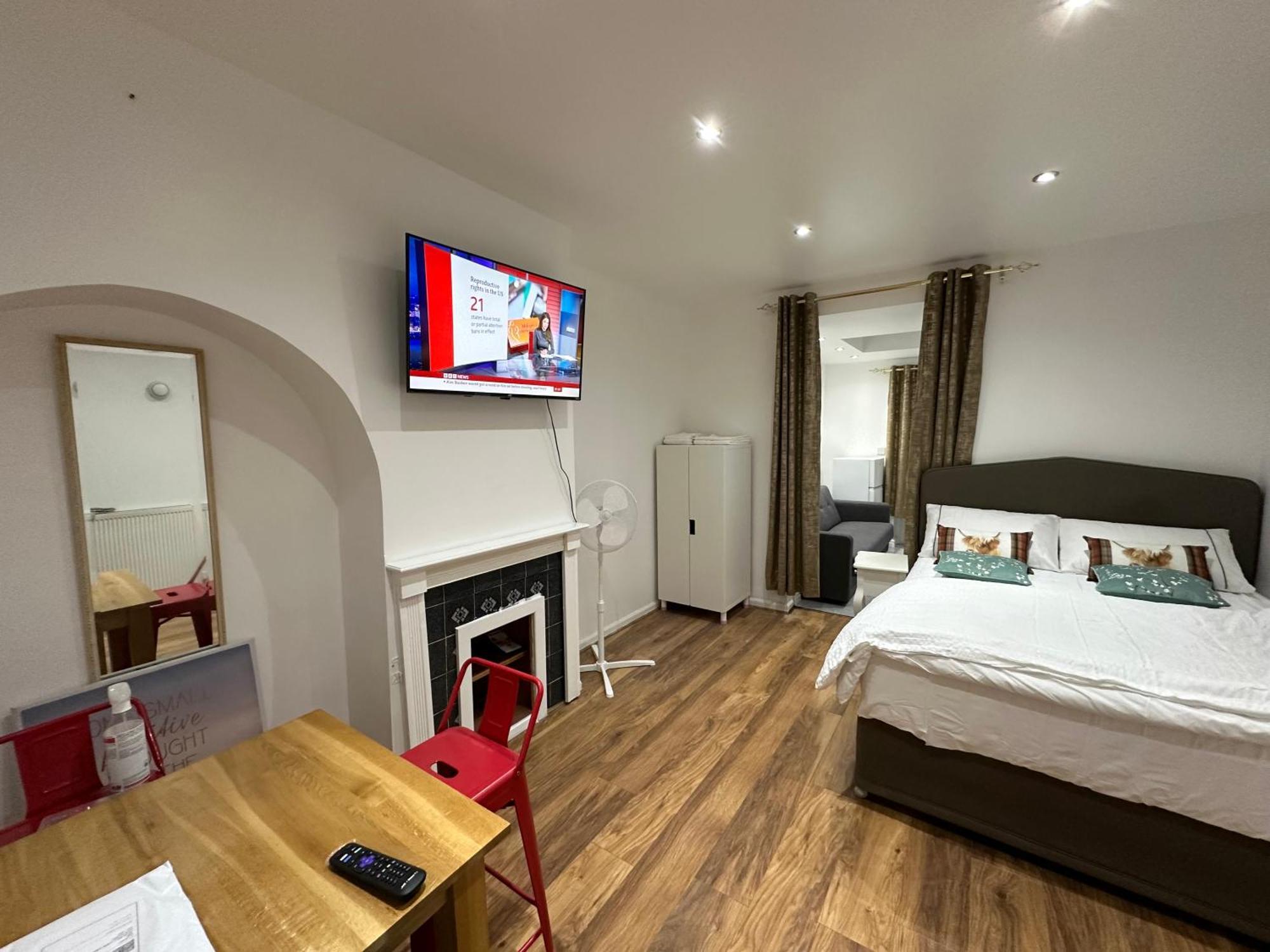 4th Flat With Private Own Bathroom A Luxury Family Setup And Furnished With Double Bed A Double Futon-sofa Bed A Single Futon Bed A Baby Cot And Garden And Free Parking London