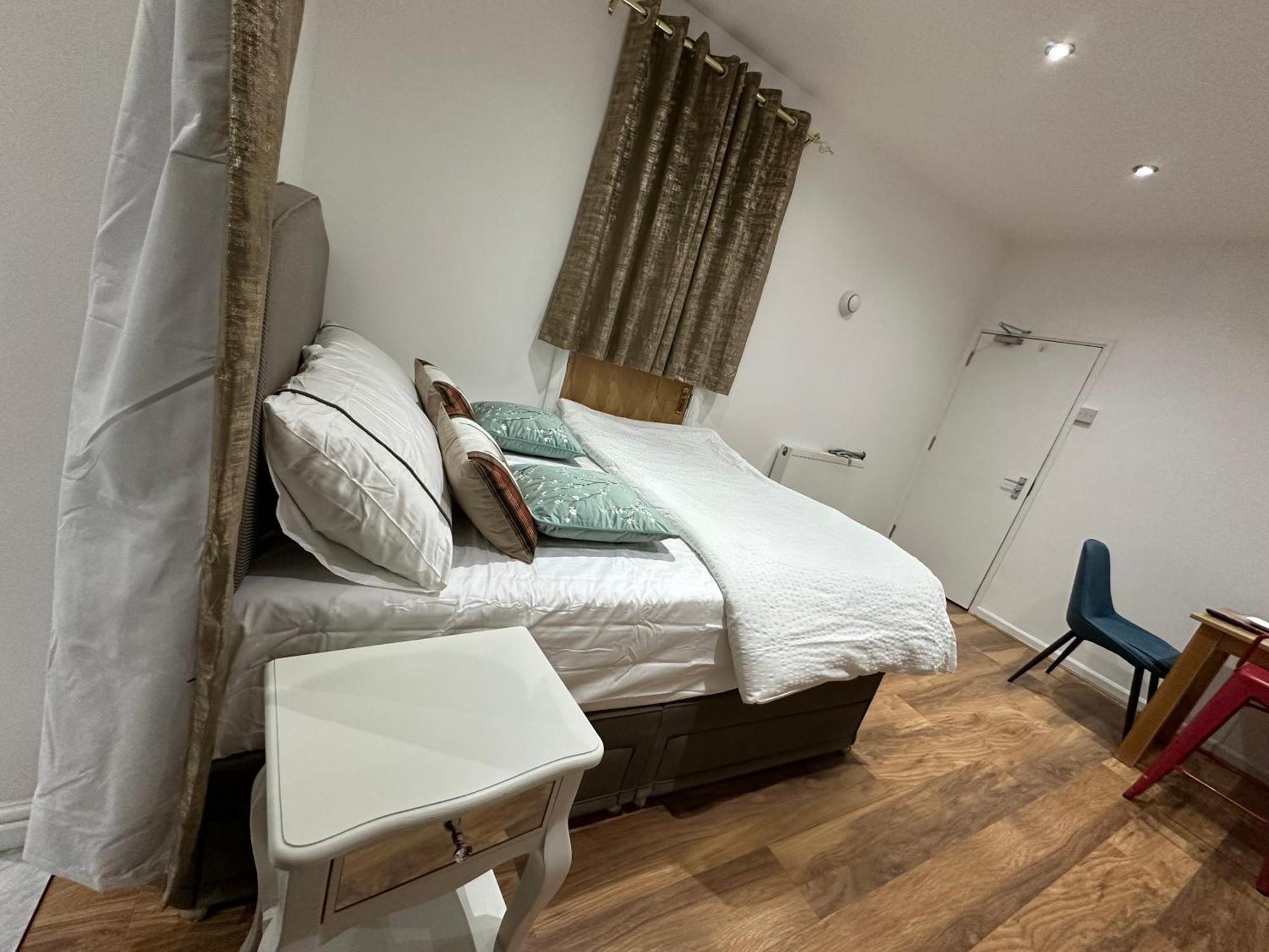 Apartment 4th Flat With Private Own Bathroom A Luxury Family Setup And Furnished With Double Bed A Double Futon-sofa Bed A Single Futon Bed A Baby Cot And Garden And Free Parking London