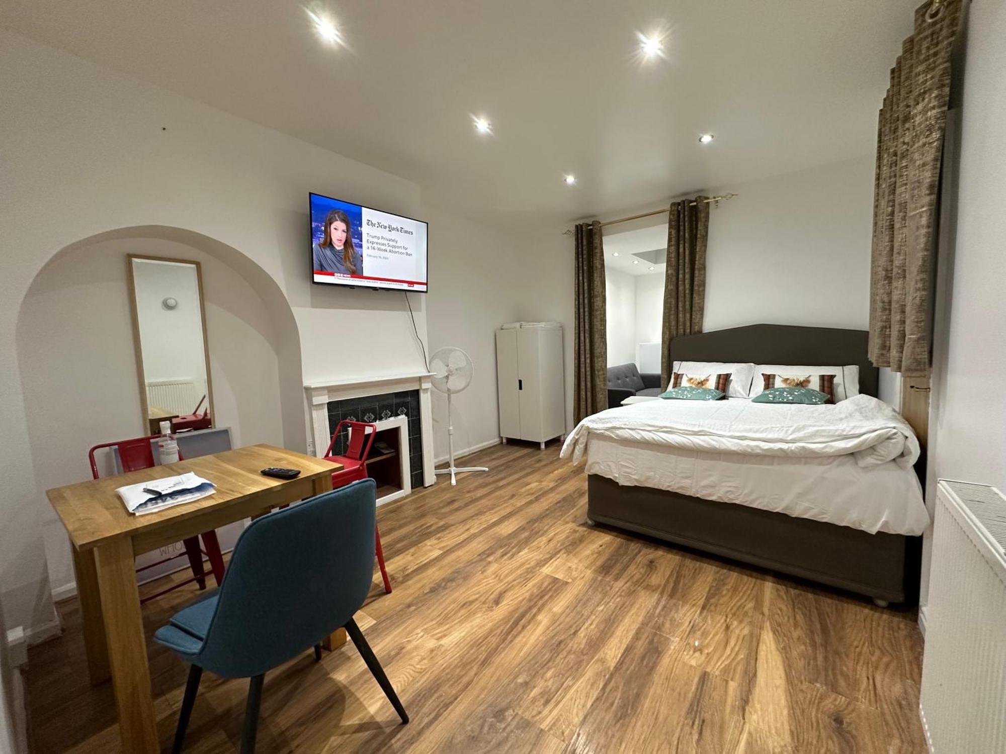 4th Flat With Private Own Bathroom A Luxury Family Setup And Furnished With Double Bed A Double Futon-sofa Bed A Single Futon Bed A Baby Cot And Garden And Free Parking * London