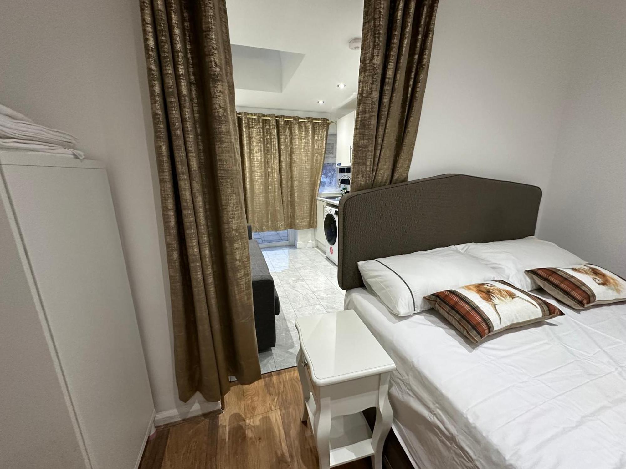 4th Flat With Private Own Bathroom A Luxury Family Setup And Furnished With Double Bed A Double Futon-sofa Bed A Single Futon Bed A Baby Cot And Garden And Free Parking London