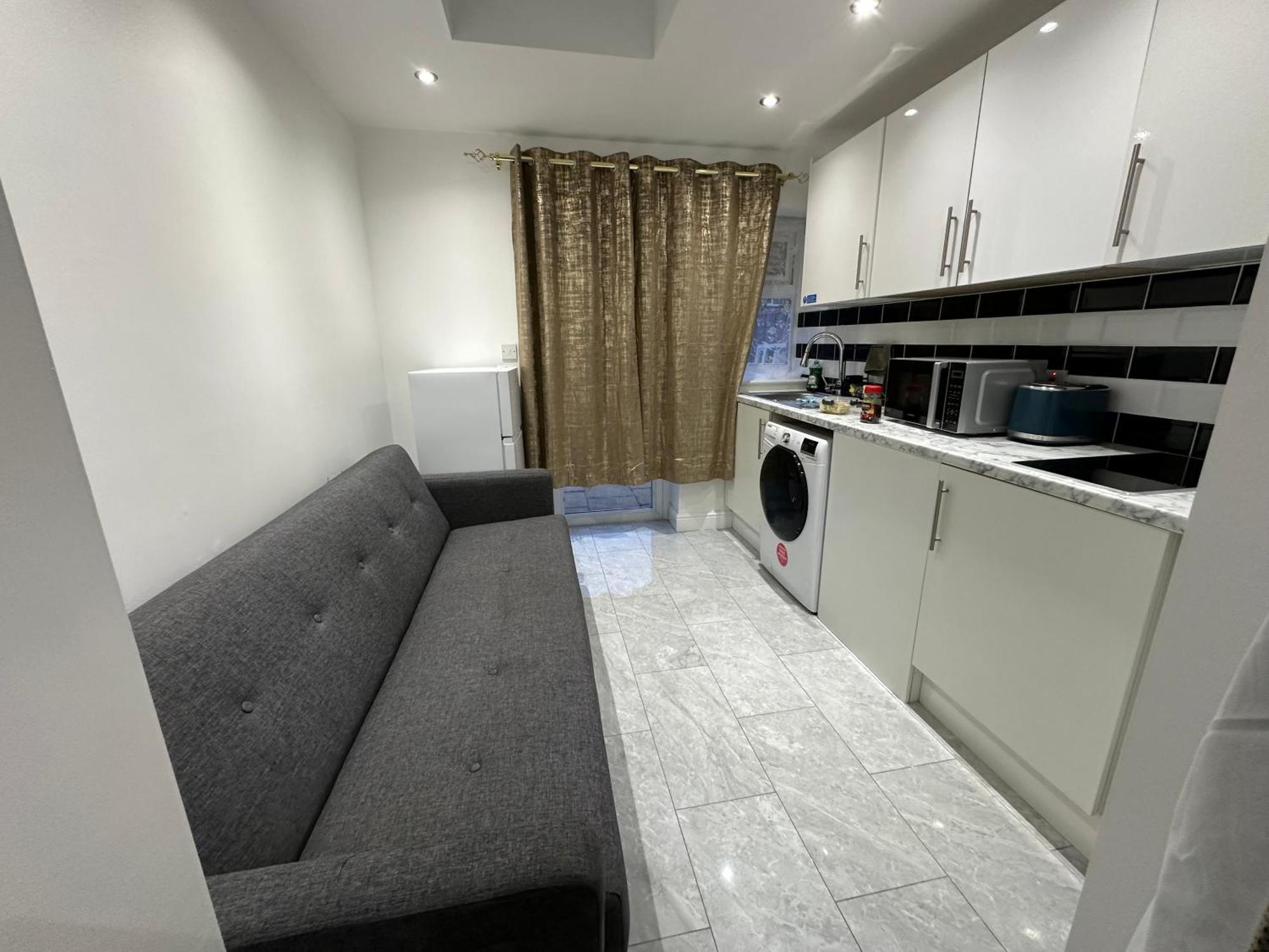 4th Flat With Private Own Bathroom A Luxury Family Setup And Furnished With Double Bed A Double Futon-sofa Bed A Single Futon Bed A Baby Cot And Garden And Free Parking Apartment London