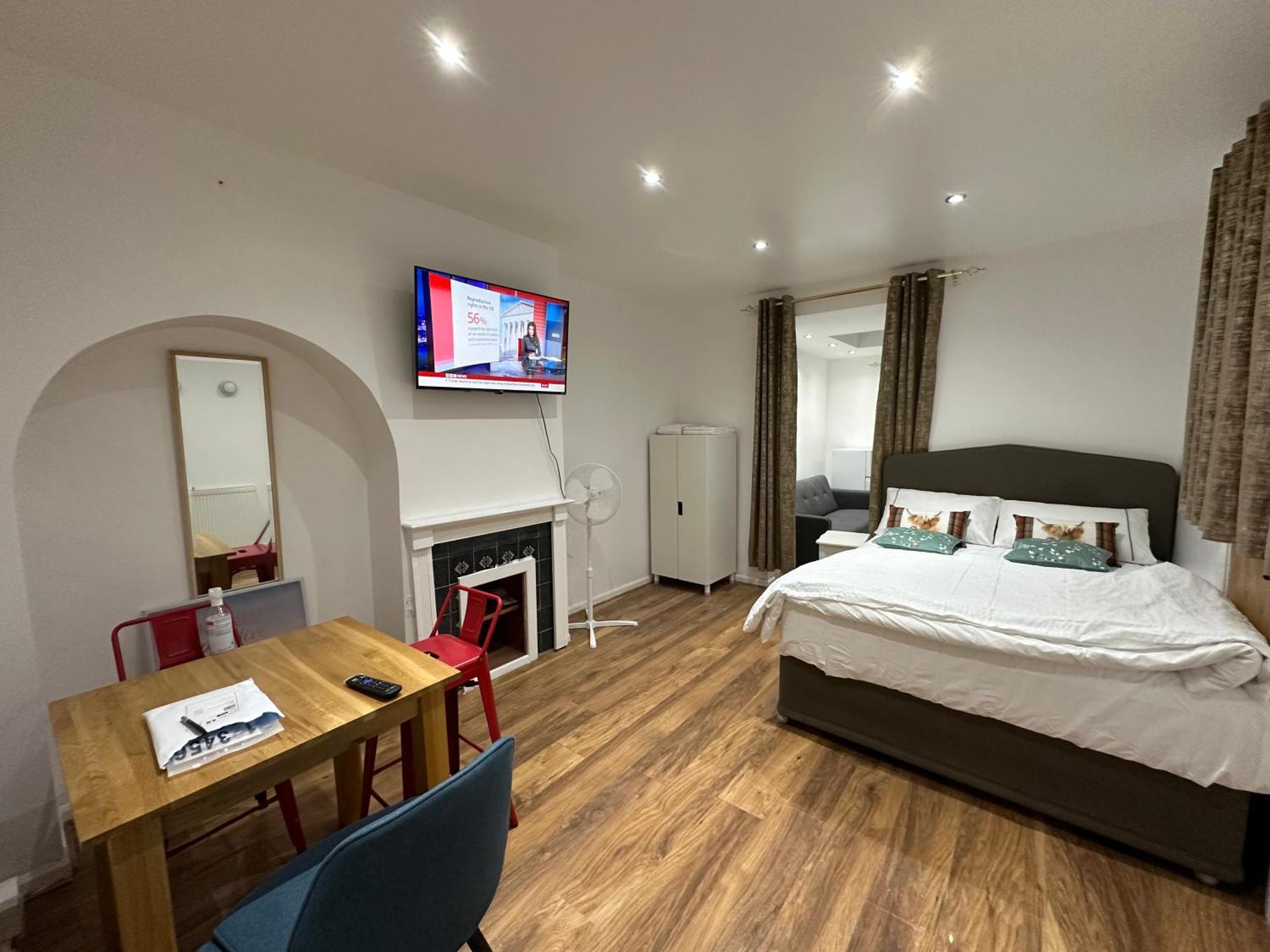 Apartment 4th Flat With Private Own Bathroom A Luxury Family Setup And Furnished With Double Bed A Double Futon-sofa Bed A Single Futon Bed A Baby Cot And Garden And Free Parking *