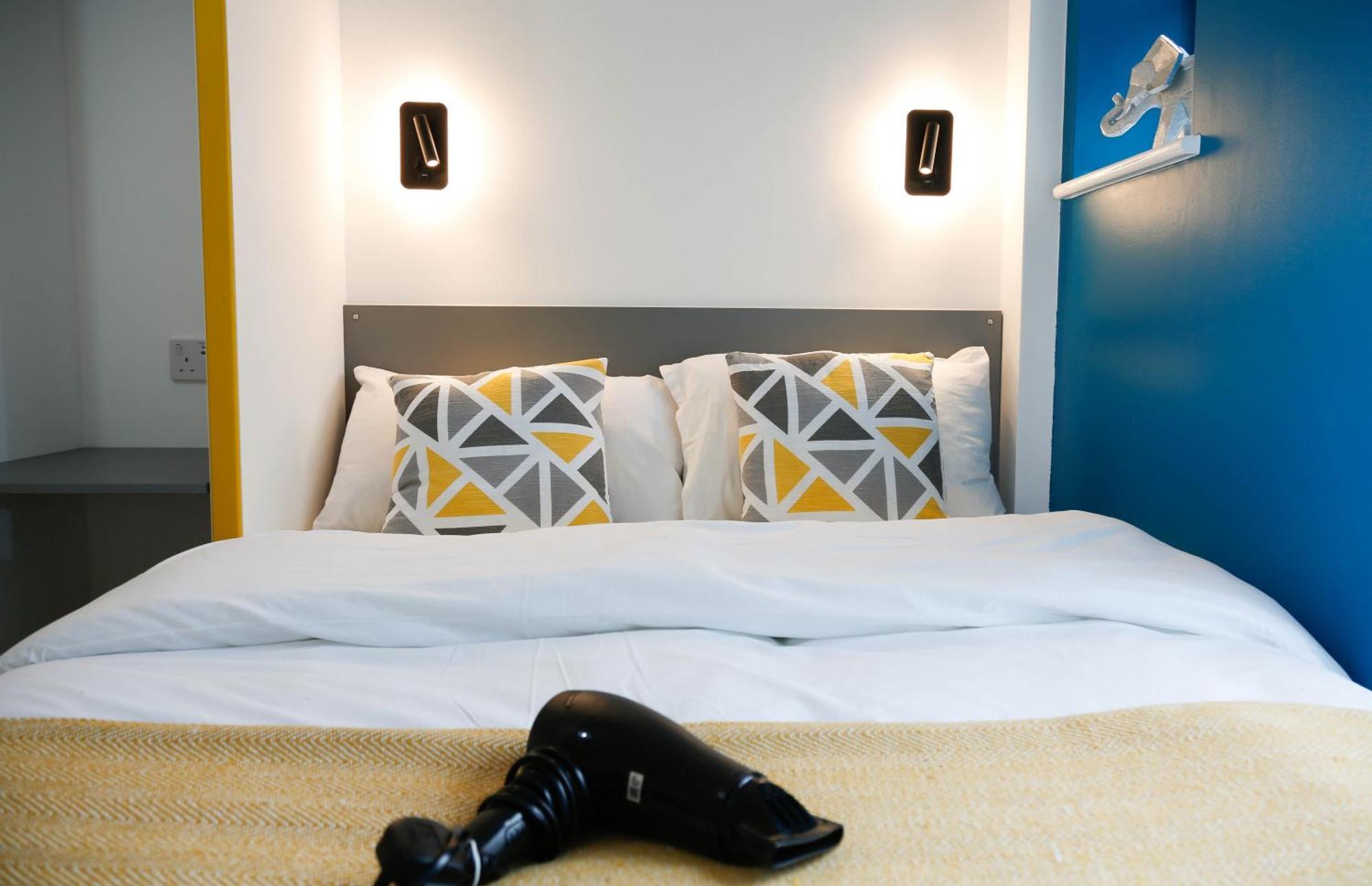 New Luxury In Location Next To Shops, Cafes, Bars & Metro