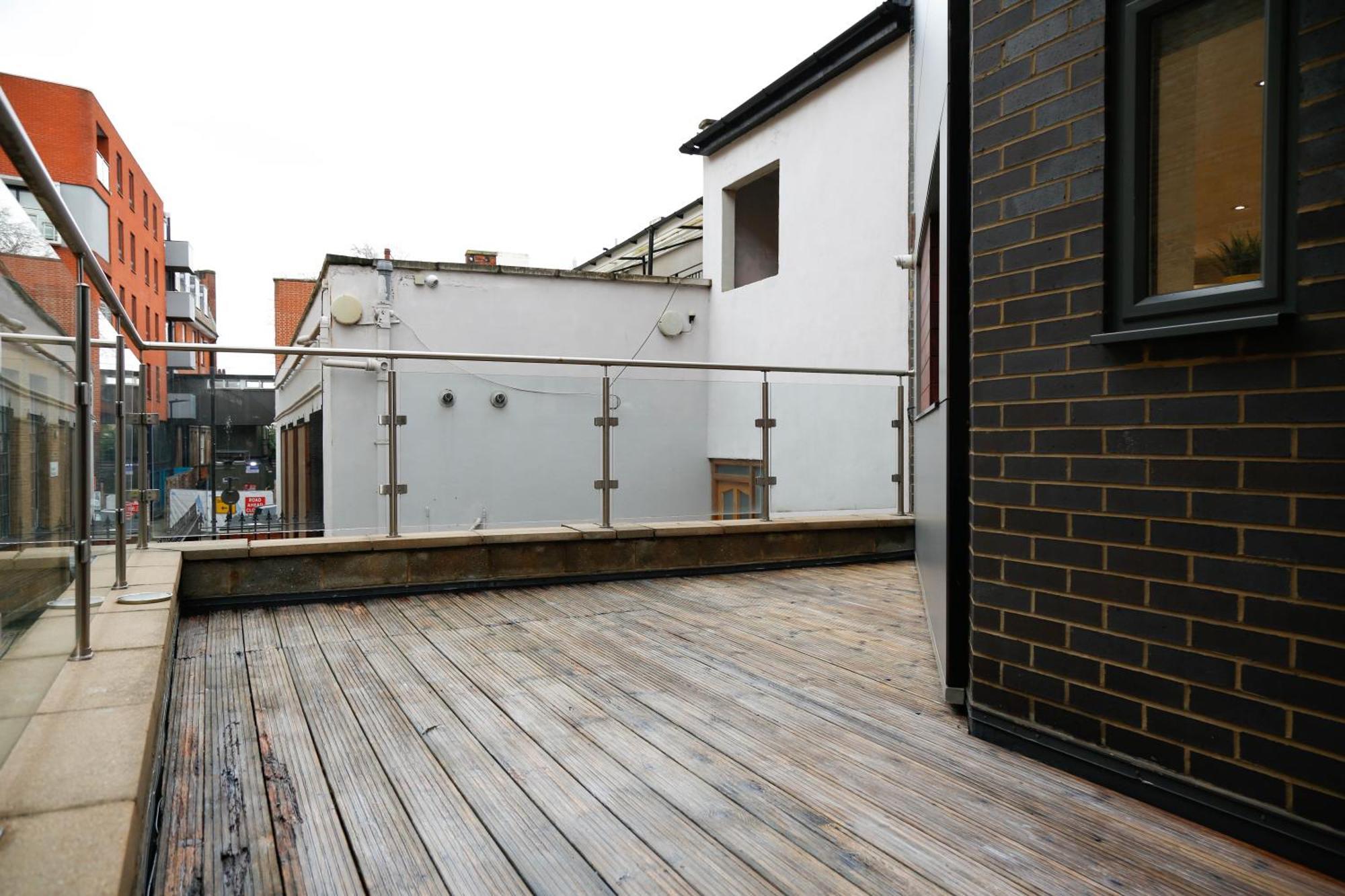 New Luxury In Location Next To Shops, Cafes, Bars & Metro *