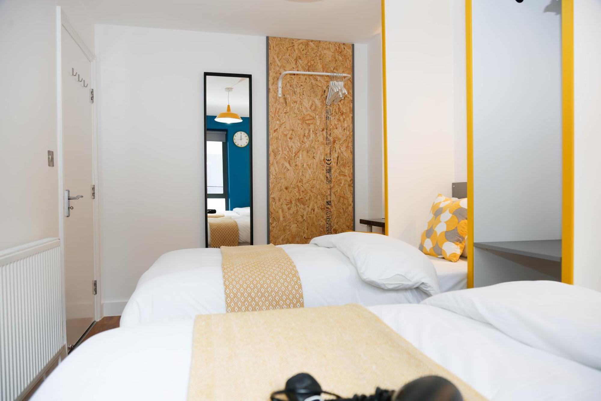 New Luxury In Location Next To Shops, Cafes, Bars & Metro Apartment *