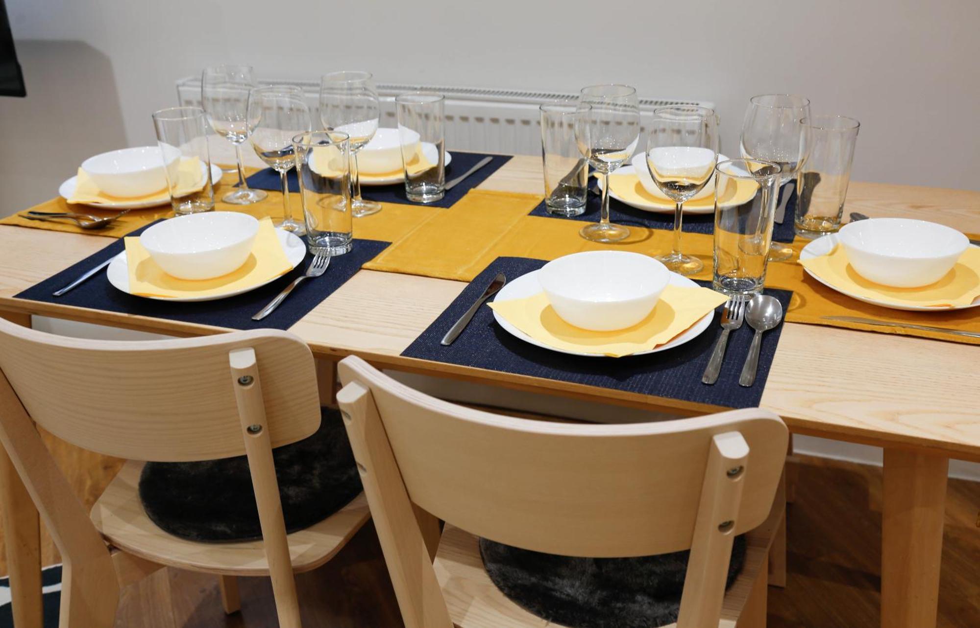 New Luxury In Location Next To Shops, Cafes, Bars & Metro * London