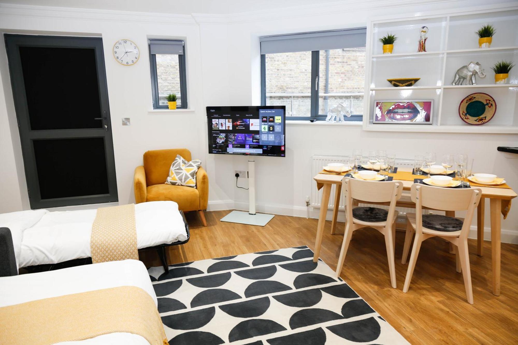 Apartment New Luxury In Location Next To Shops, Cafes, Bars & Metro *