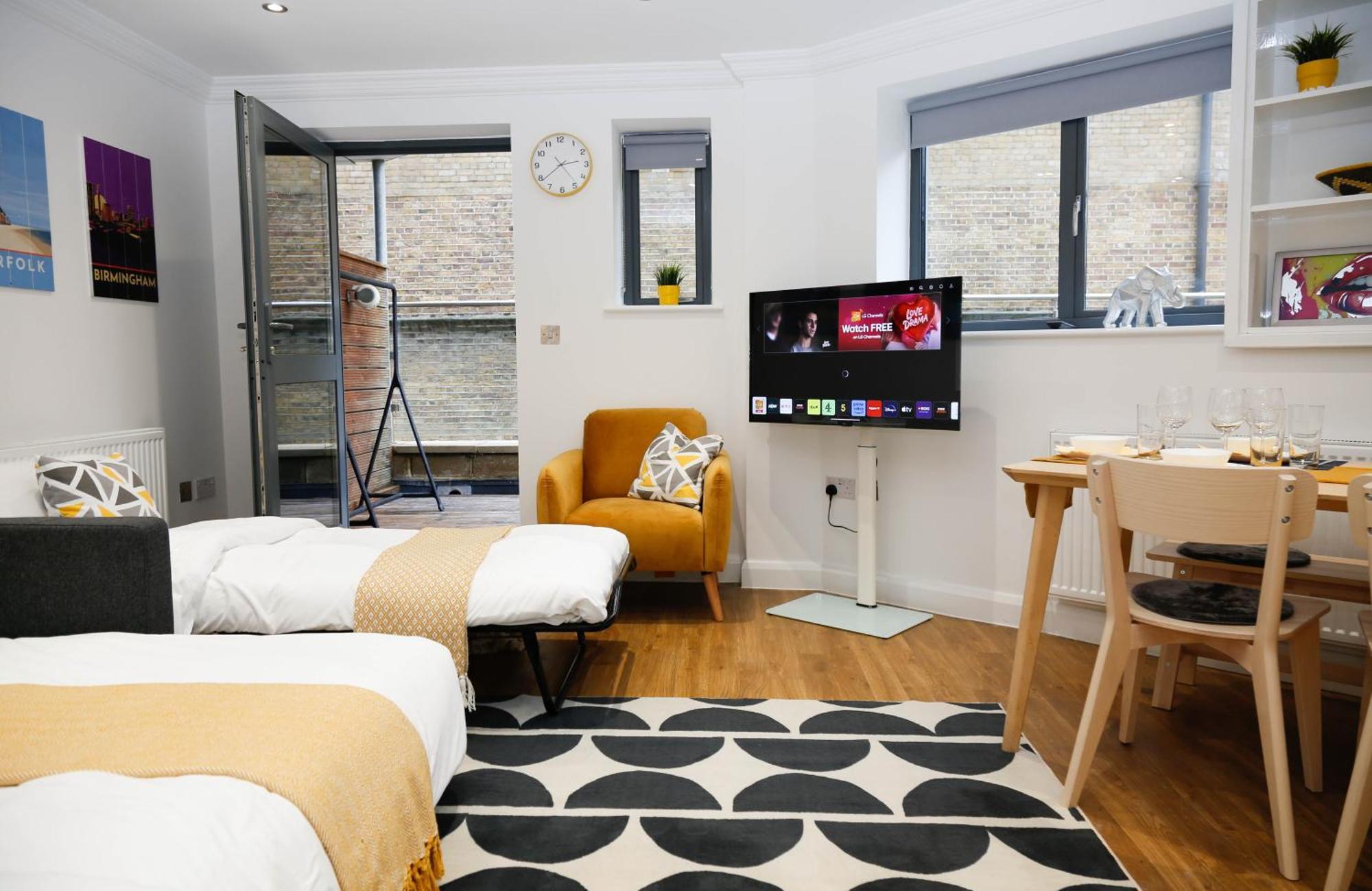 New Luxury In Location Next To Shops, Cafes, Bars & Metro Apartment London
