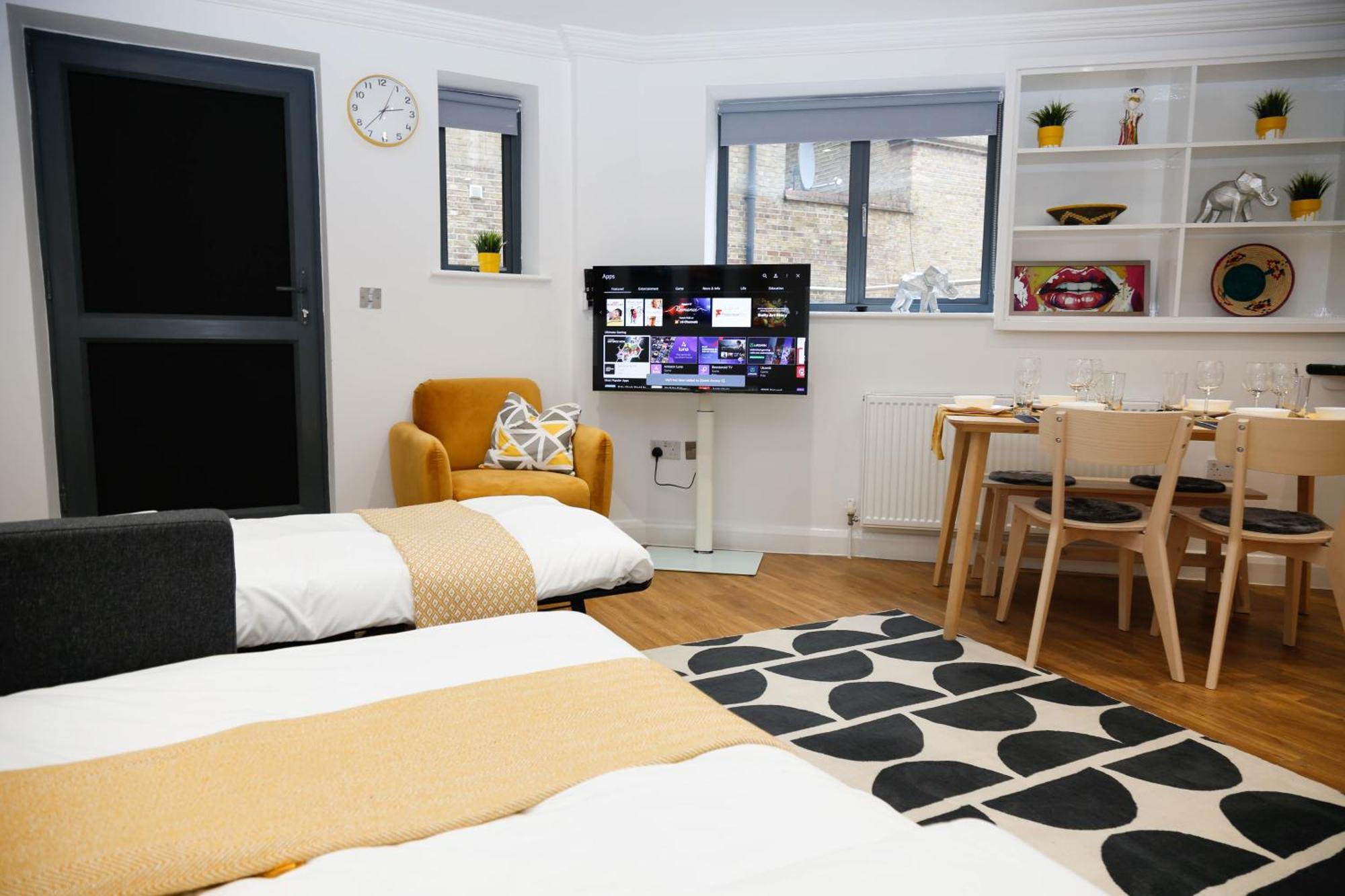 New Luxury In Location Next To Shops, Cafes, Bars & Metro Apartment