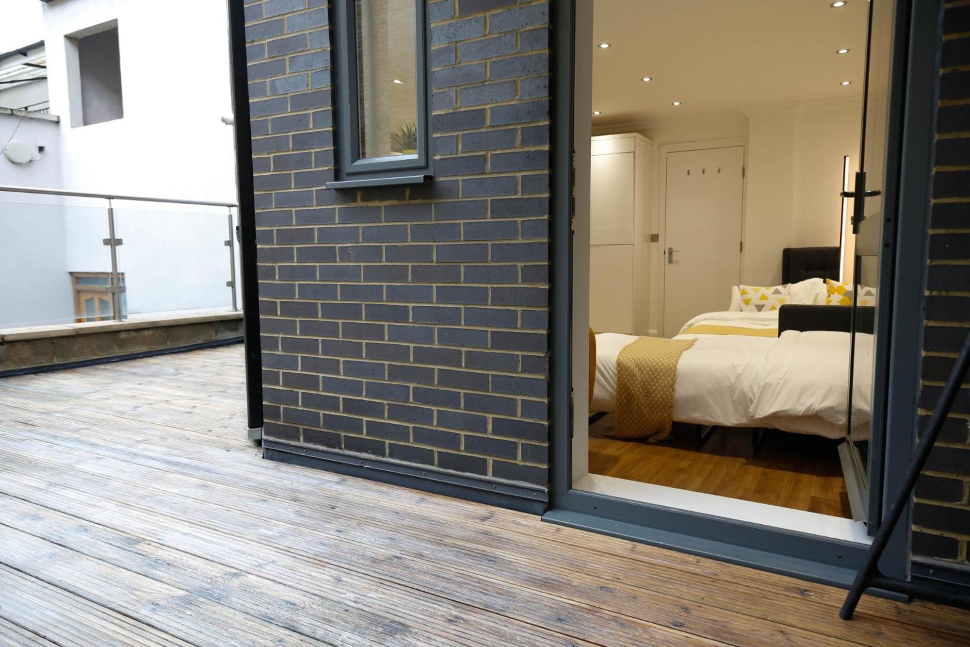 New Luxury In Location Next To Shops, Cafes, Bars & Metro