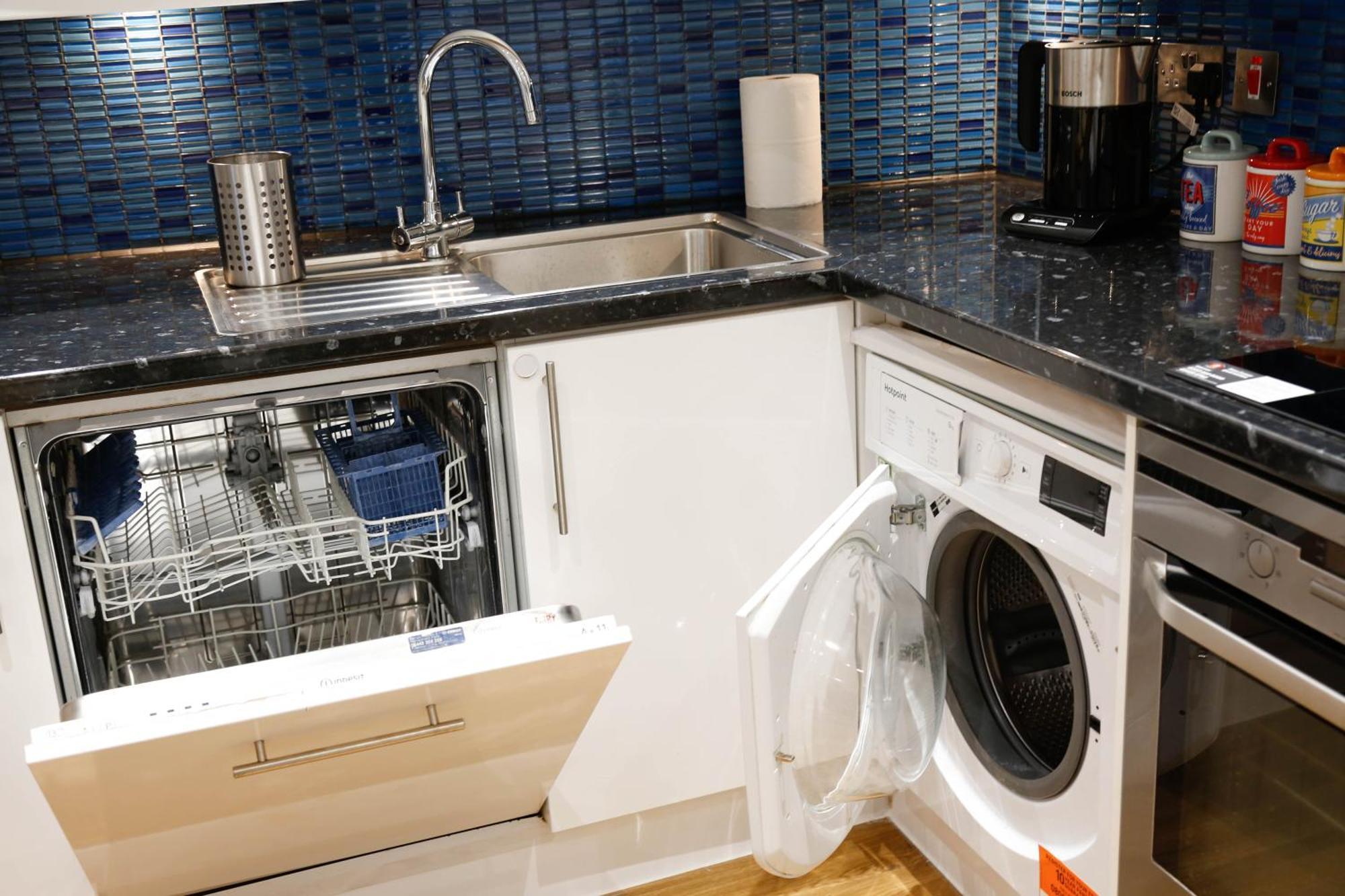 Apartment New Luxury In Location Next To Shops, Cafes, Bars & Metro
