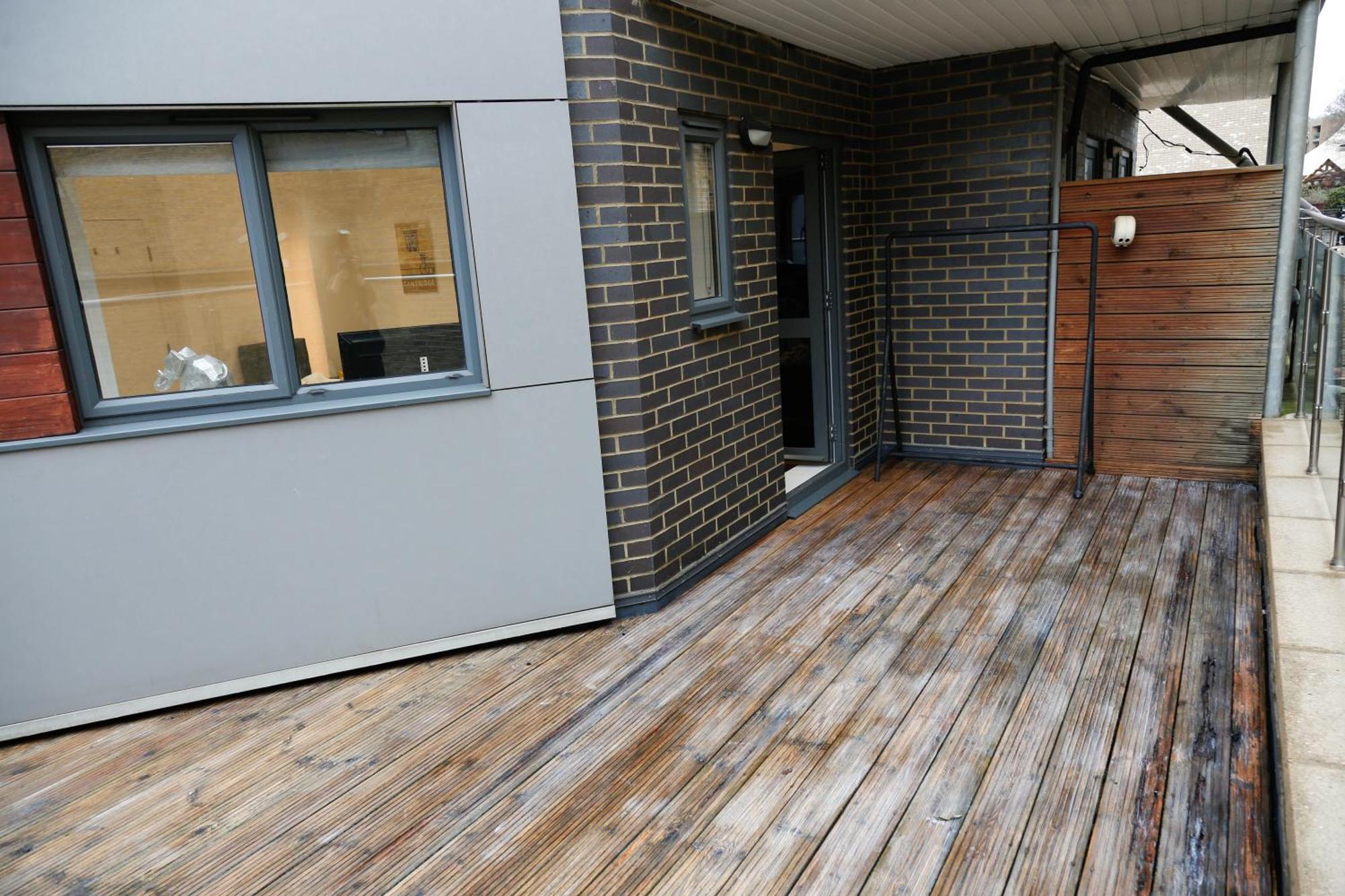 New Luxury In Location Next To Shops, Cafes, Bars & Metro Apartment *