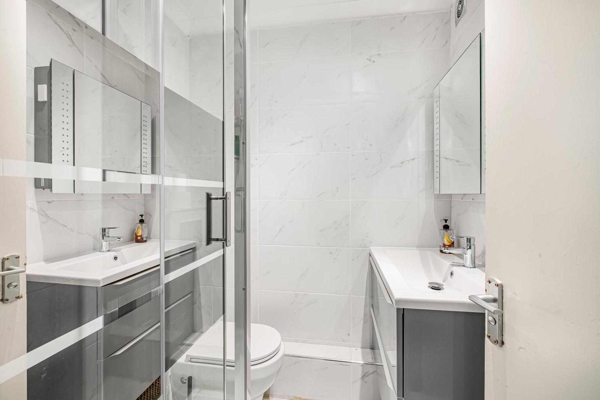Two Stunning Bedrooms & Private Balcony & River View Hospedagem domiciliar Londres