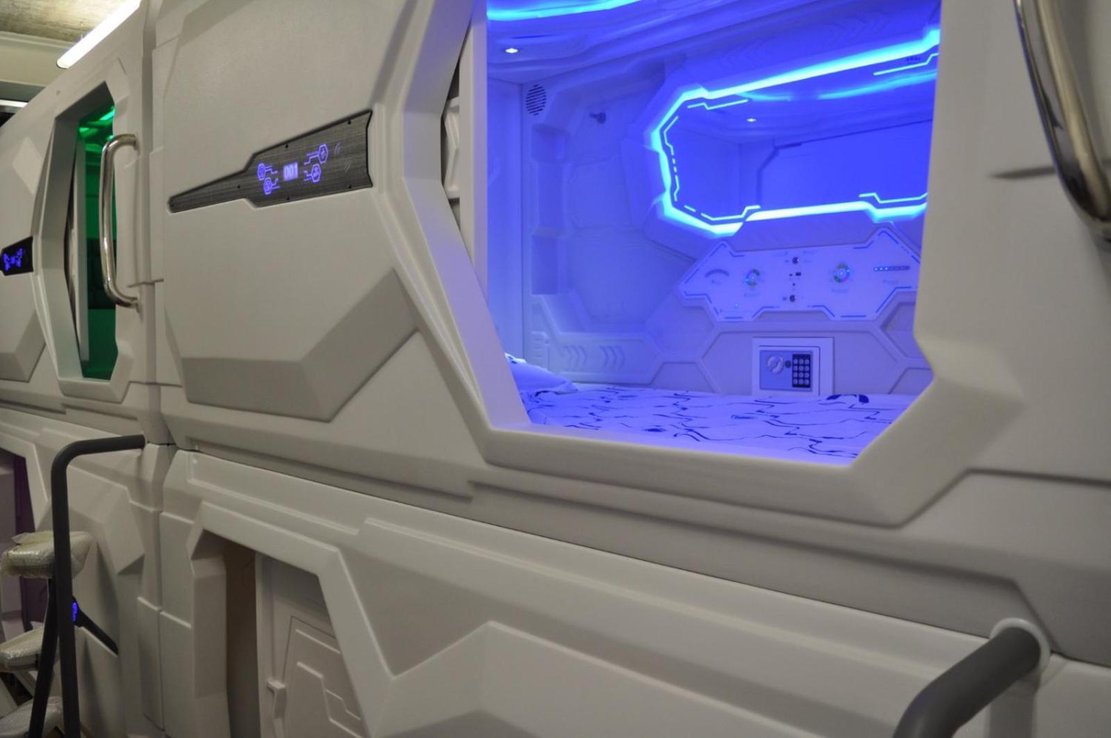 Cosmos Capsule Coworking Capsule hotel *