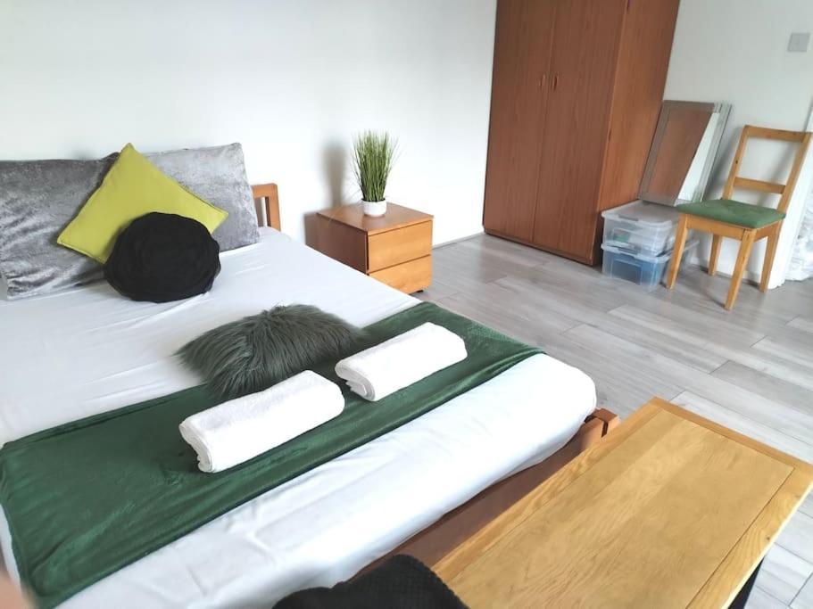 Cosy Near E1 London