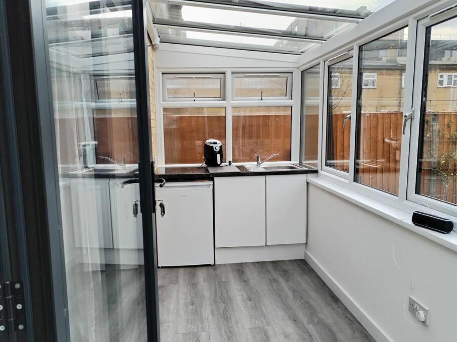 Cosy Near E1 Holiday home *