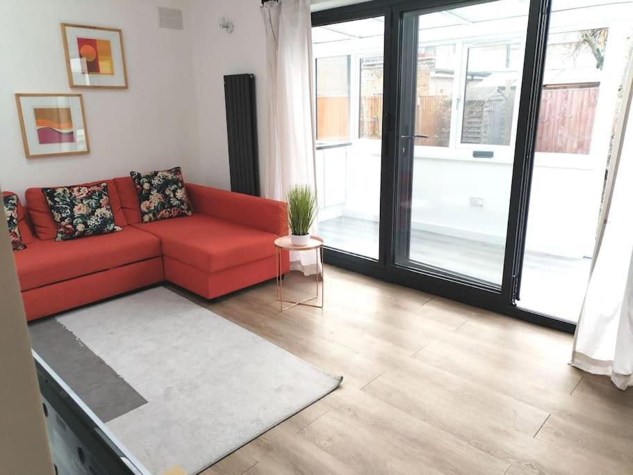 Cosy Near E1 Holiday home London
