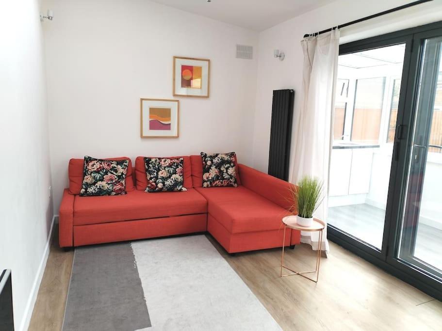 Cosy Near E1 Holiday home