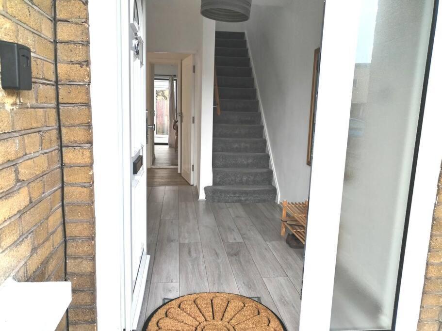 Cosy Near E1 Holiday home *