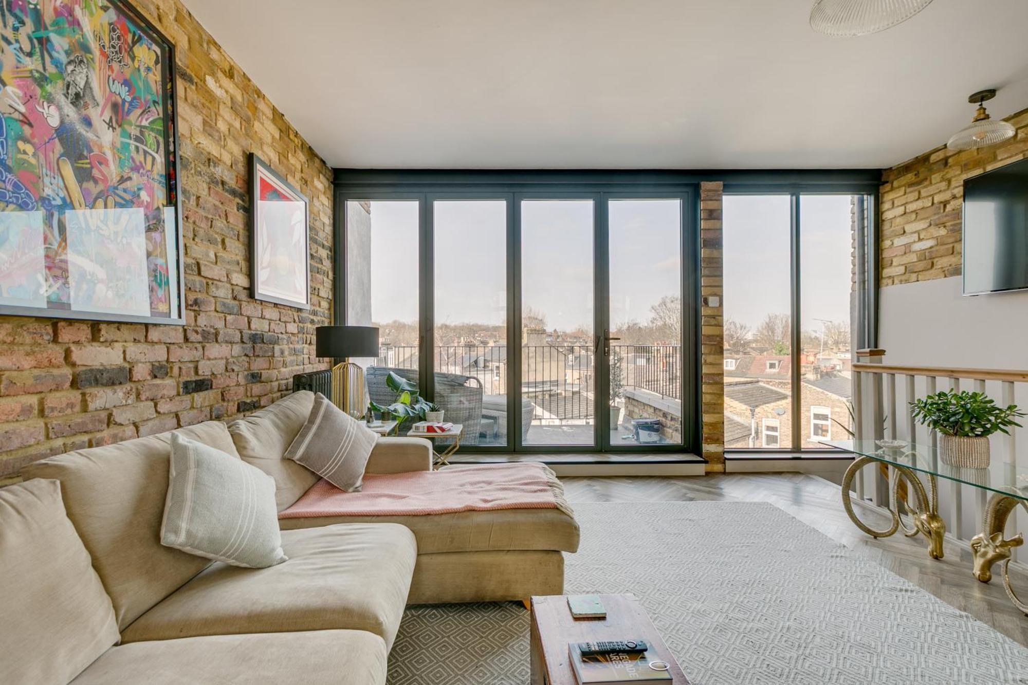 Stylish 2 Bed Flat With Balcony Great Views Nrtube Apartment