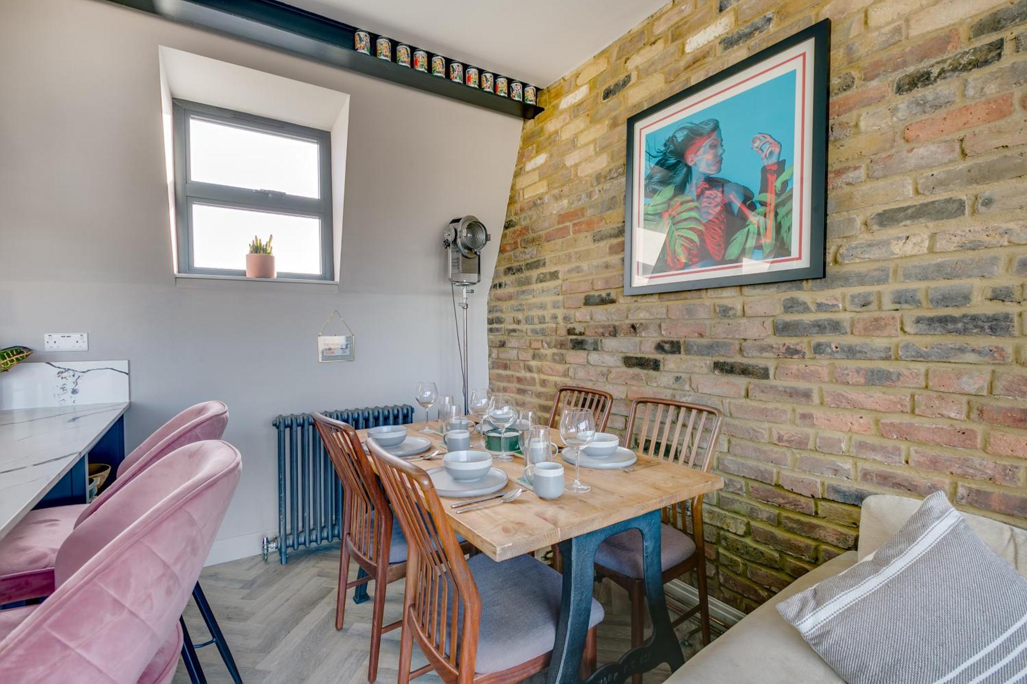 Stylish 2 Bed Flat With Balcony Great Views Nrtube Apartment London