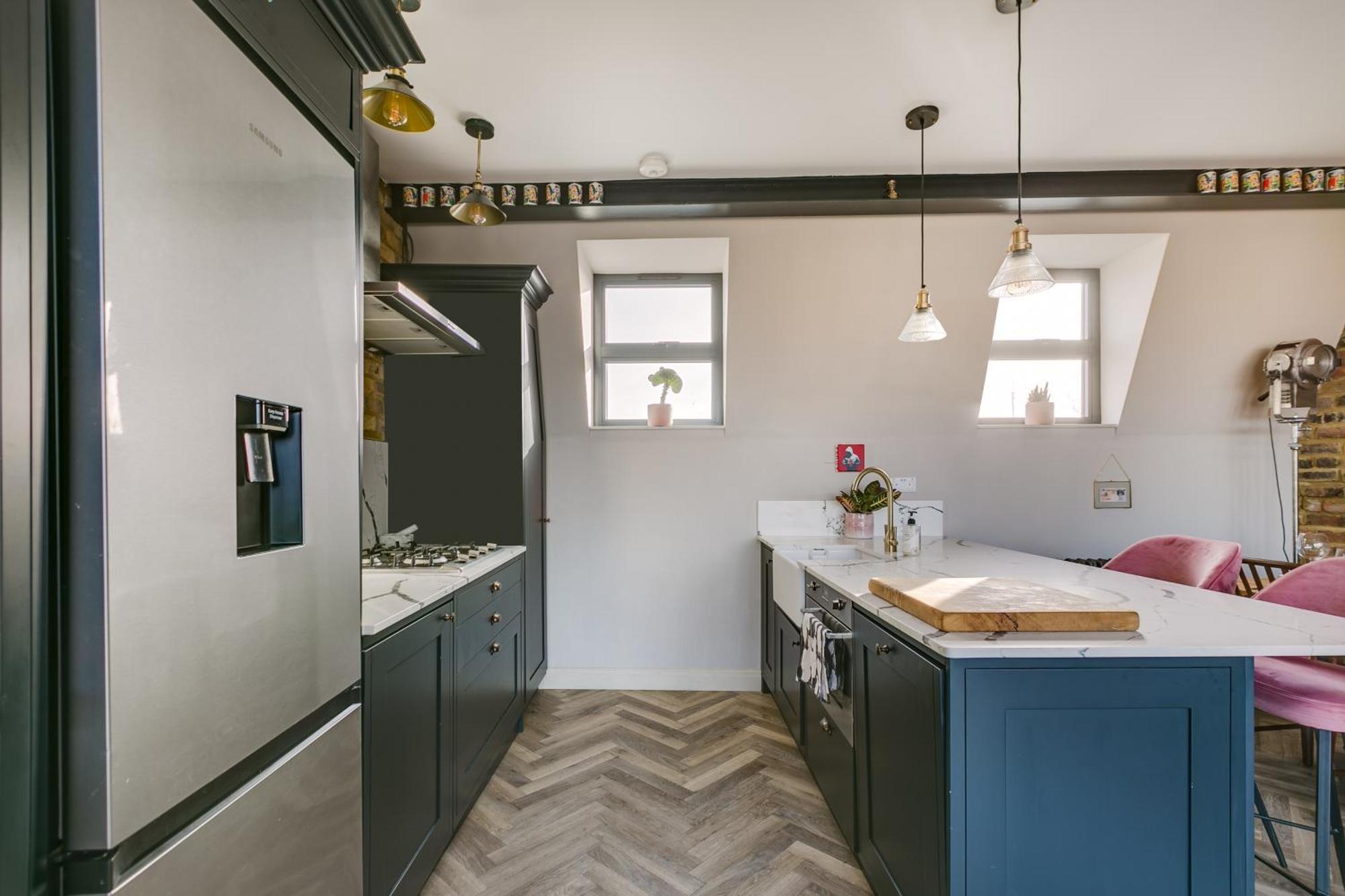 Stylish 2 Bed Flat With Balcony Great Views Nrtube Apartment