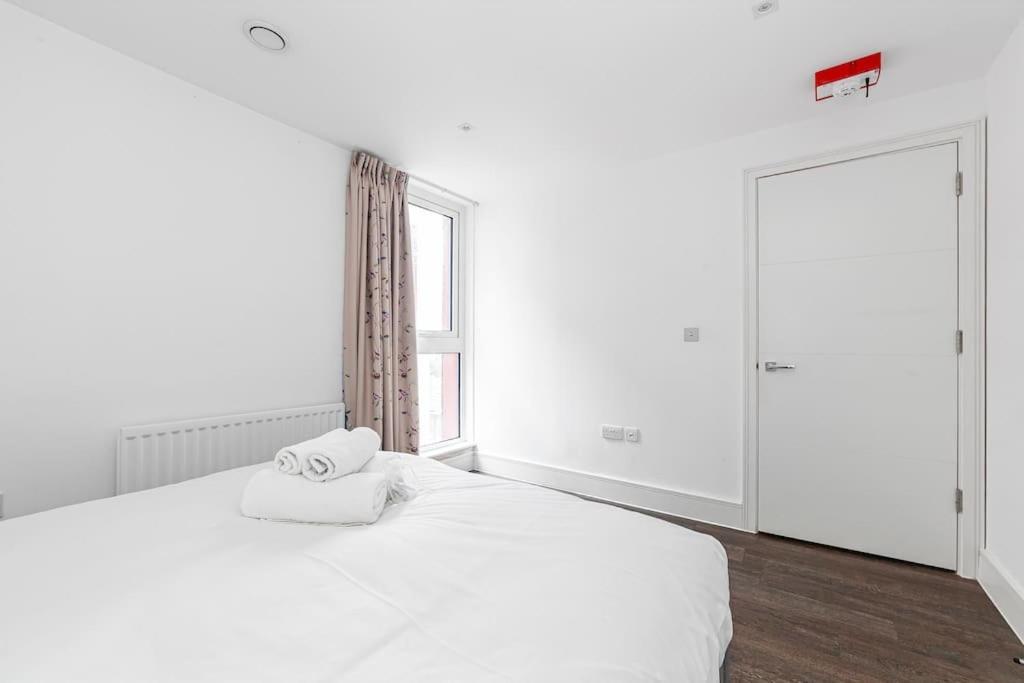Charming & Large 1-bedroom In The Heart Of Apartment London